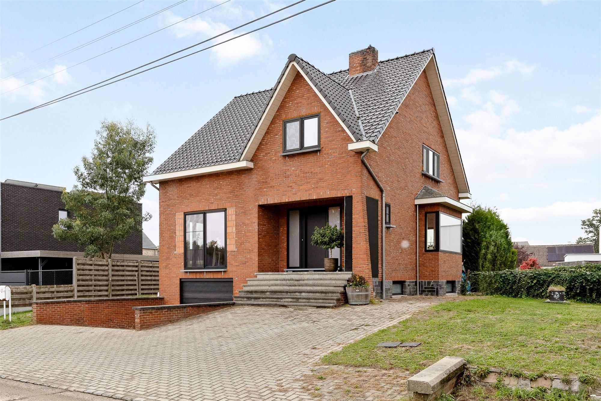 UITERST KNAP GERENOVEERDE WONING MET 3 SLAAPKAMERS GELEGEN OP EEN ZONNIG GEORIËNTEERD PERCEEL TE PAAL foto 2