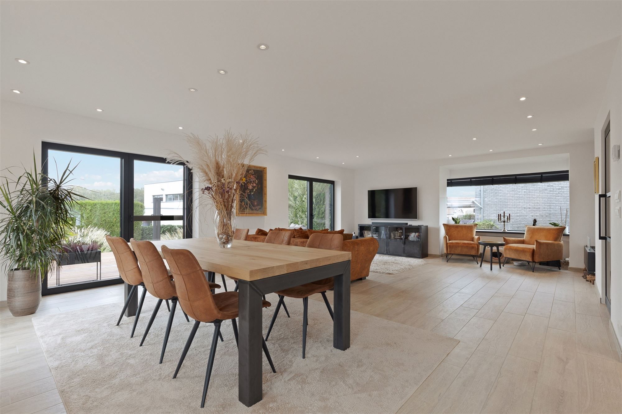 UITERST KNAP GERENOVEERDE WONING MET 3 SLAAPKAMERS GELEGEN OP EEN ZONNIG GEORIËNTEERD PERCEEL TE PAAL foto 2