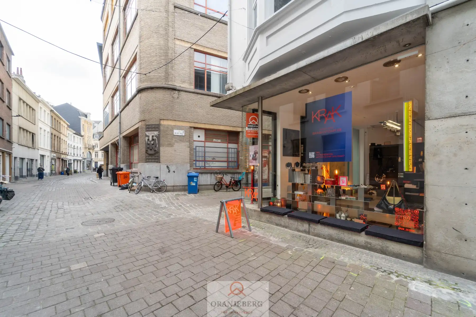 Handelshoekpand Te Huur in gezellig zijstraatje van de Mageleinstraat foto {{pictureIndex}}