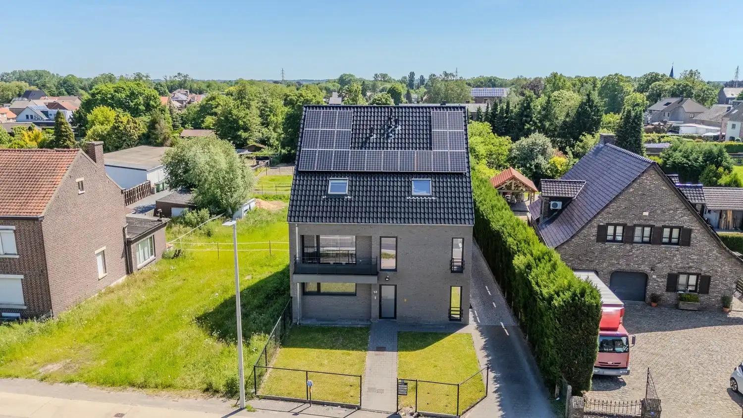 Energiezuinig duplex-appartement met twee slaapkamers, terras en autostaanplaats nabij Maastricht foto 32