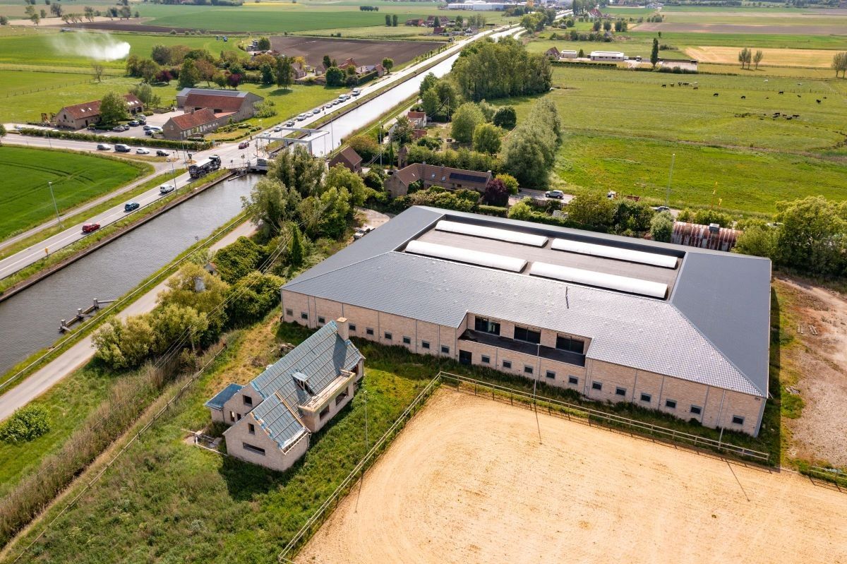Hippisch complex te koop te Oudenburg dicht bij de kust foto 3