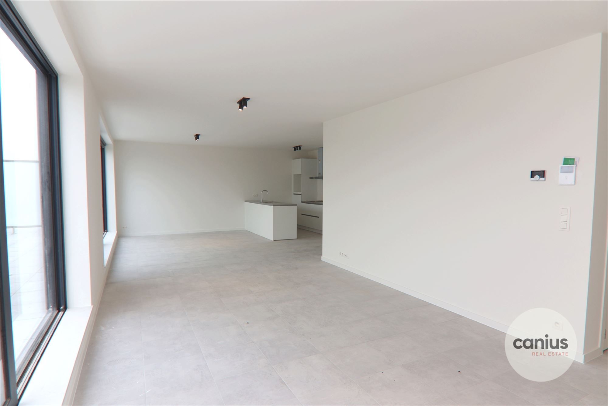 GESCHILDERDE PENTHOUSE IN HARTJE HASSELT MET 2 SLKS + 2 TERRASSEN & PARKING foto 5