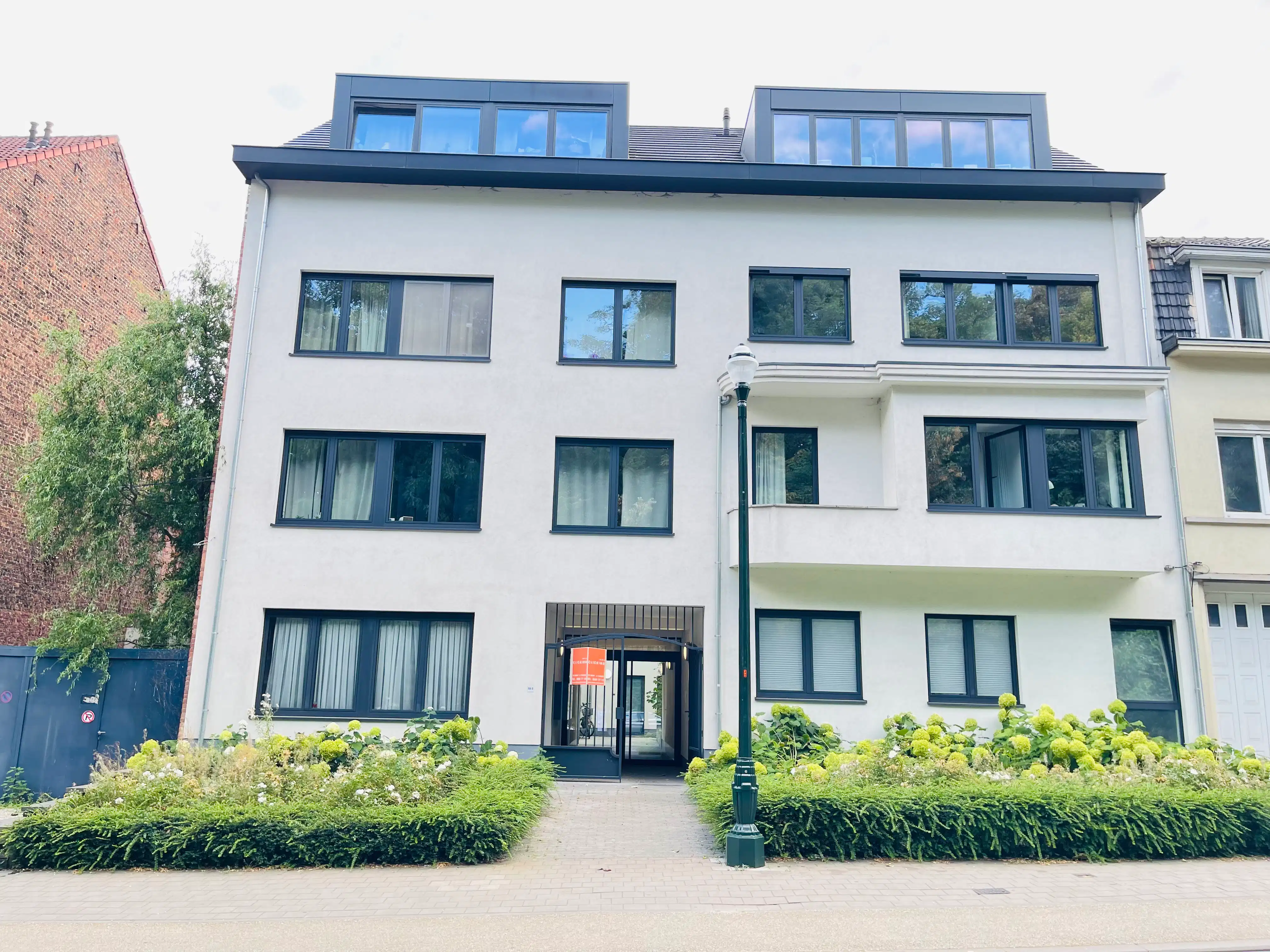 Stijlvol en recent appartement met tuin en patio foto 12