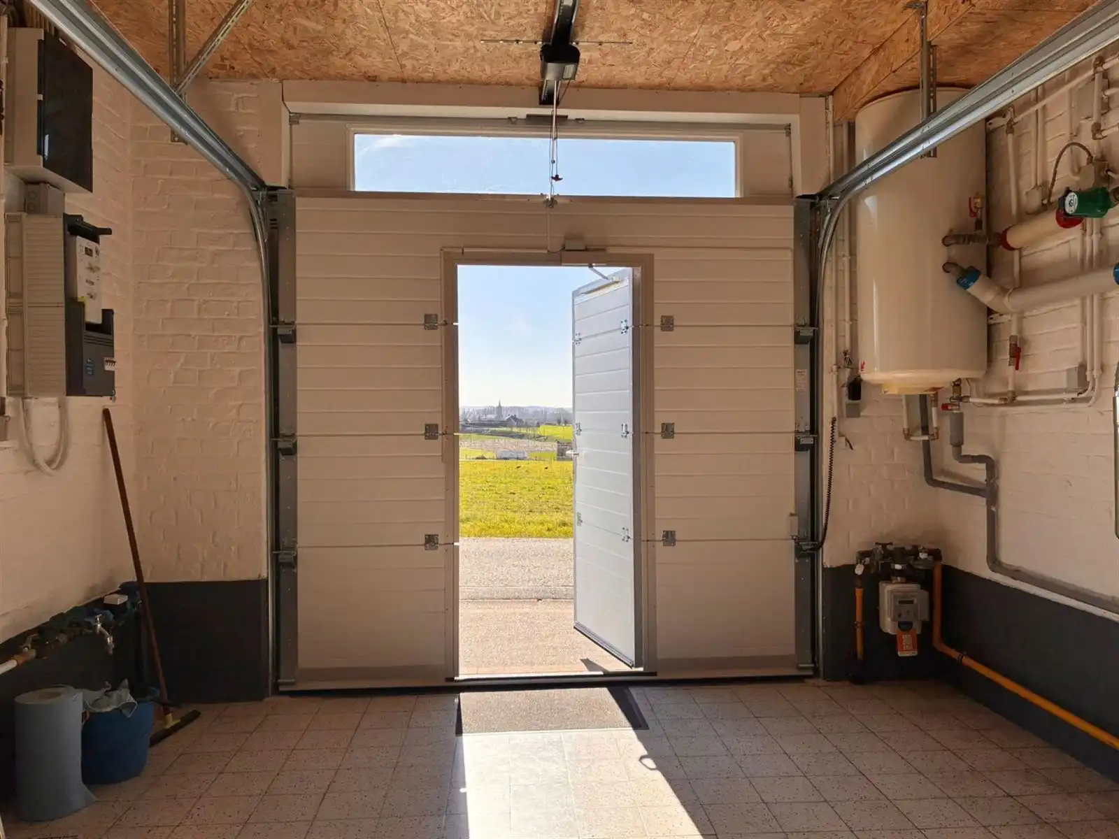 Lichtrijk huis met garage en koer foto 22