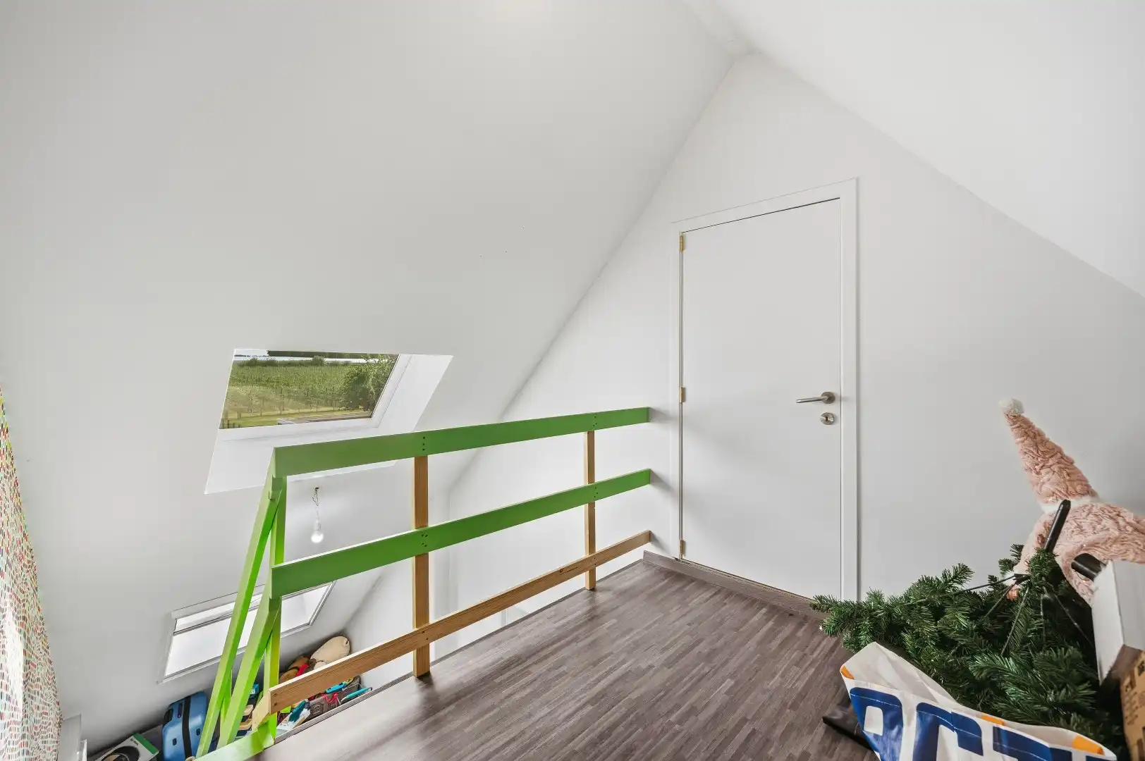 Mooie instapklare woning met tuin, terras, garage en 4 slpks foto 15