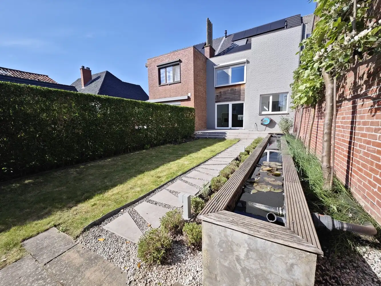 Volledig gerenoveerde stadswoning met 3 slpks en voll. aangelegde tuin foto 2