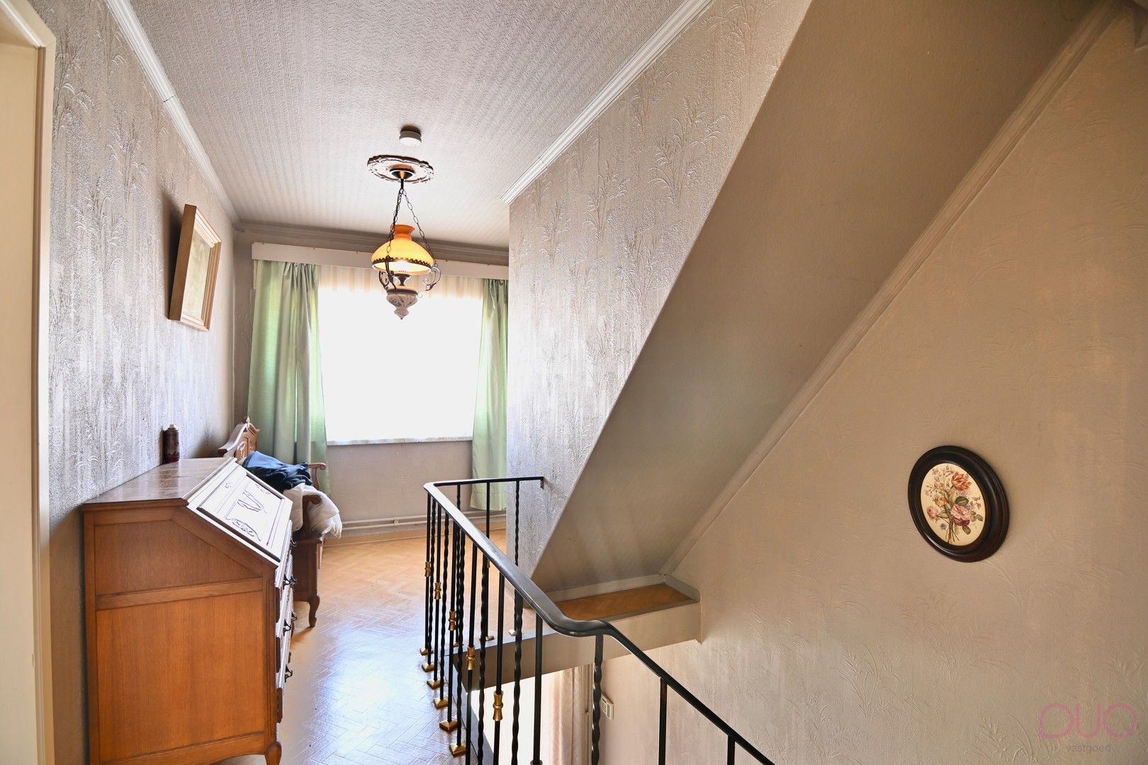 Ruime open bebouwing met 4 slaapkamers en achterliggende loodsen foto 9