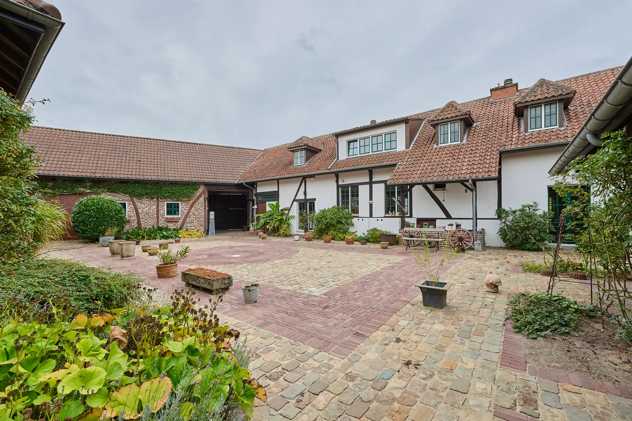 Prachtige vierkantshoeve met binnenkoer op een uitgestrekt perceel van 1ha 43 a 15 ca foto 2