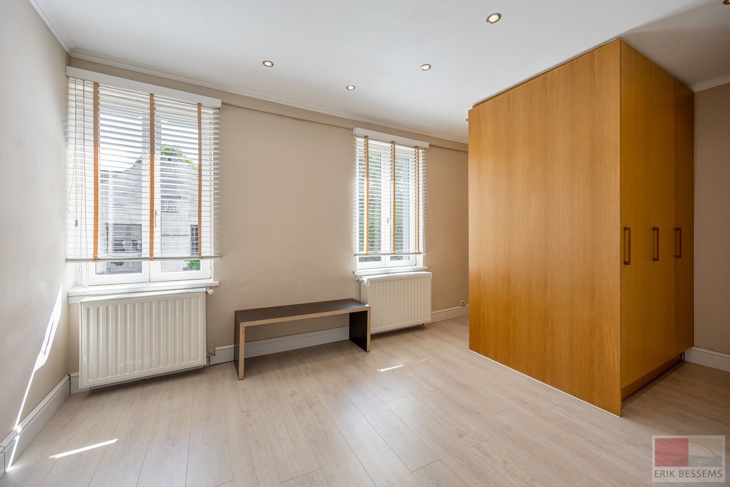 Licht op te frissen woning met drie slaapkamers, gelegen in een gezellige woonomgeving. foto 19