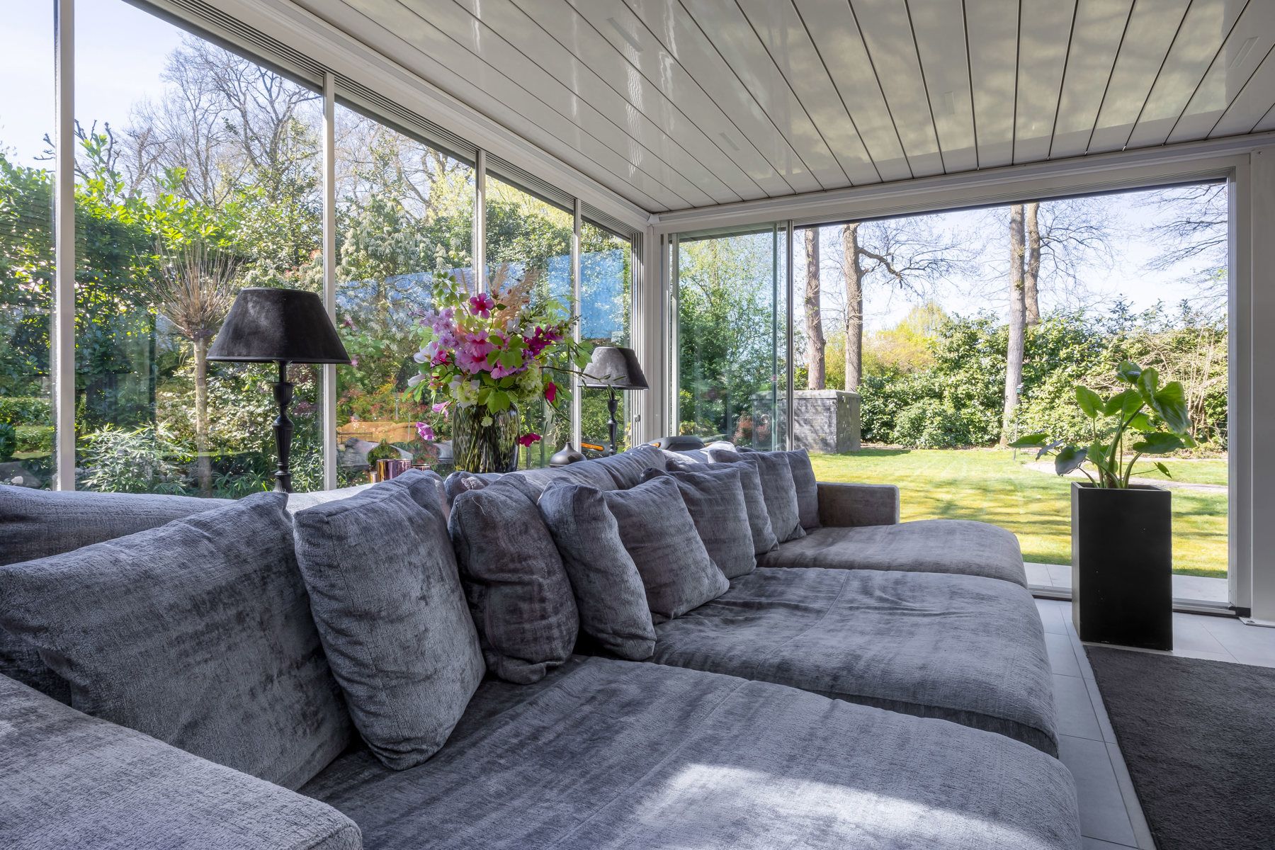 Tijdloze, verrassend ruime villa op grondstuk van 2000m2 foto 12