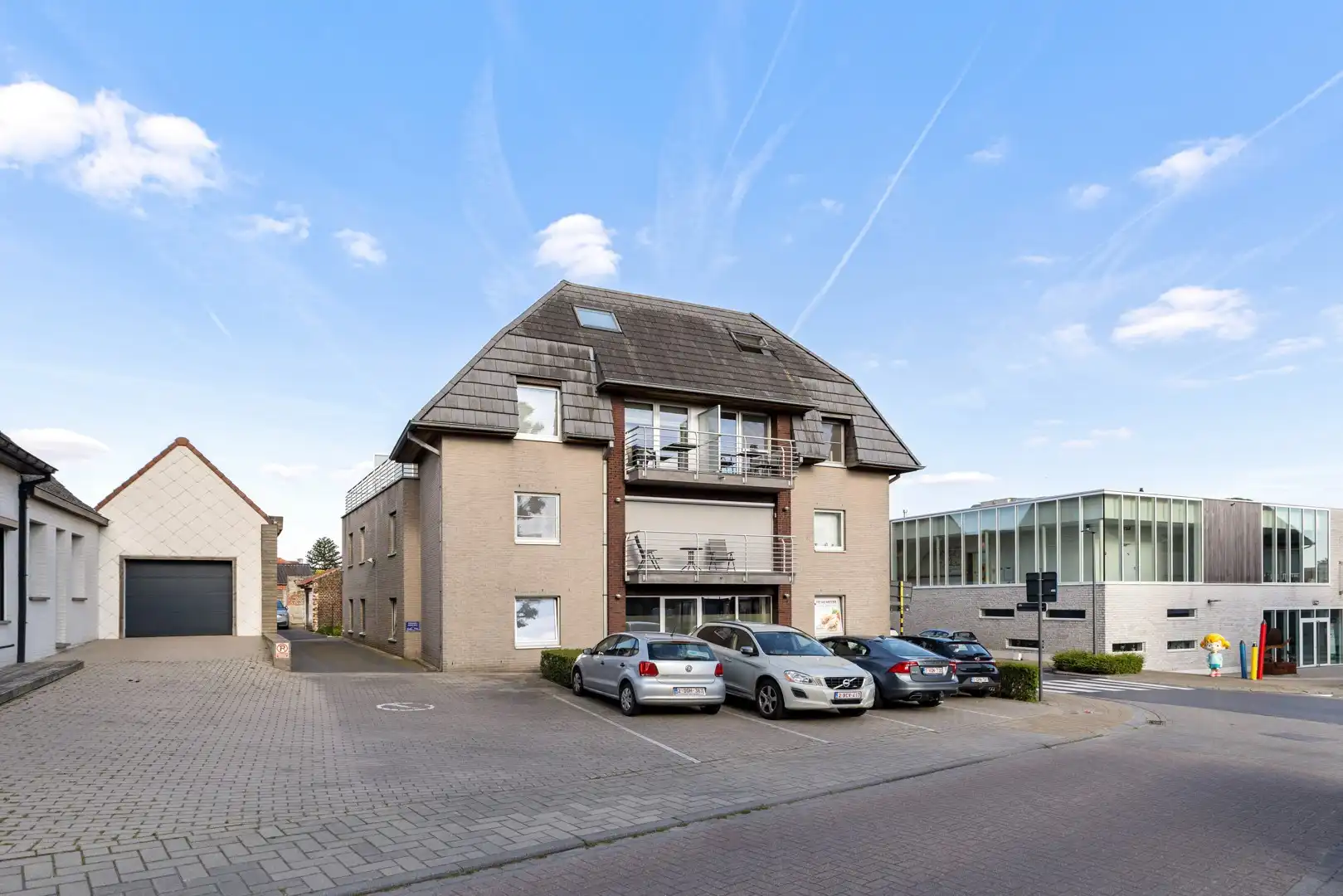 Lichtrijk en gelijkvloers appartement in het hart van Koolskamp foto 2
