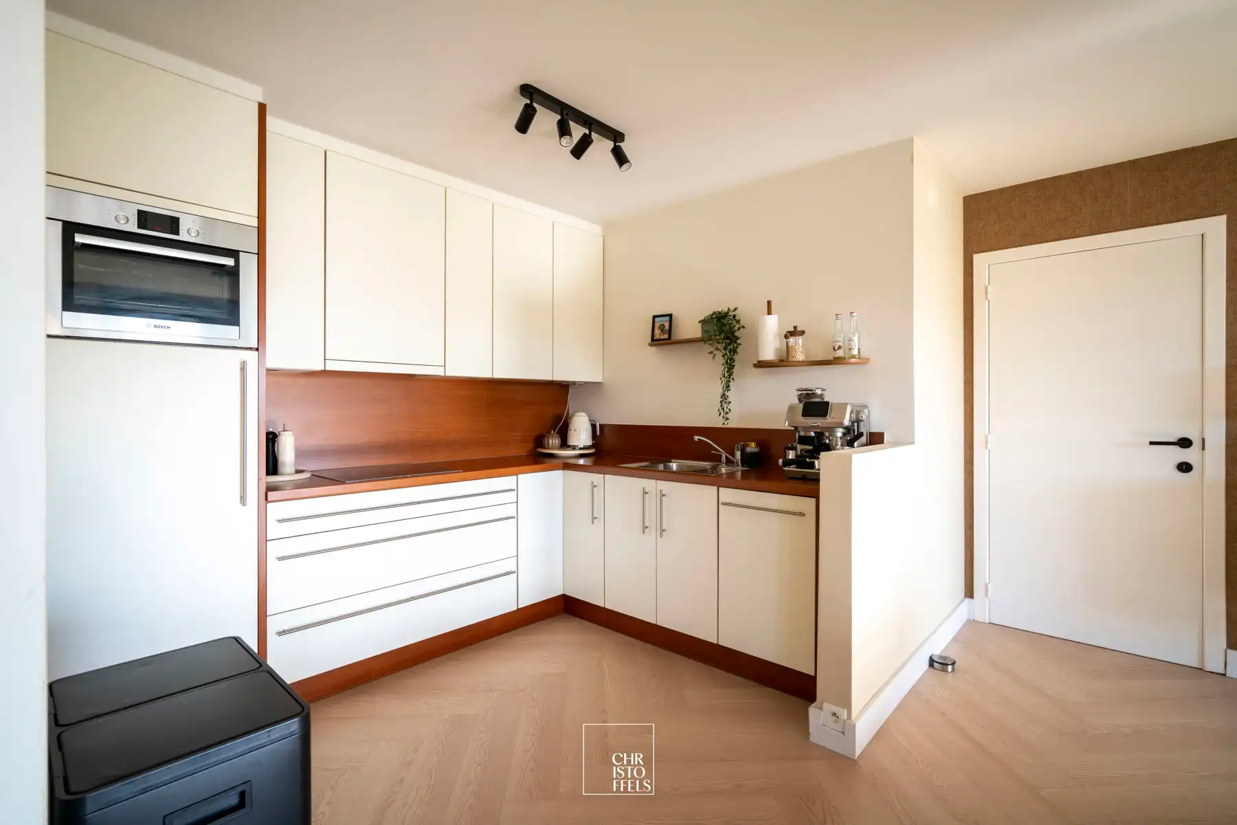 Stijlvol gerenoveerd 2-slaapkamerappartement (101m²) met garagebox in Lanaken!  foto 11
