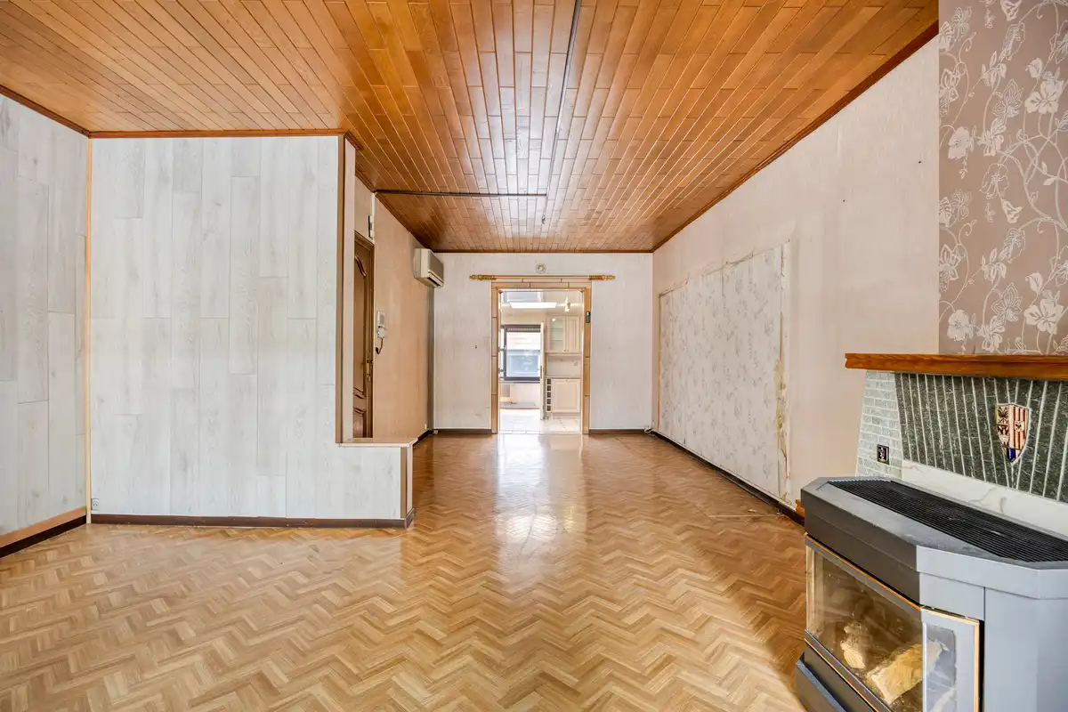 Te renoveren woning met grote garage foto 2