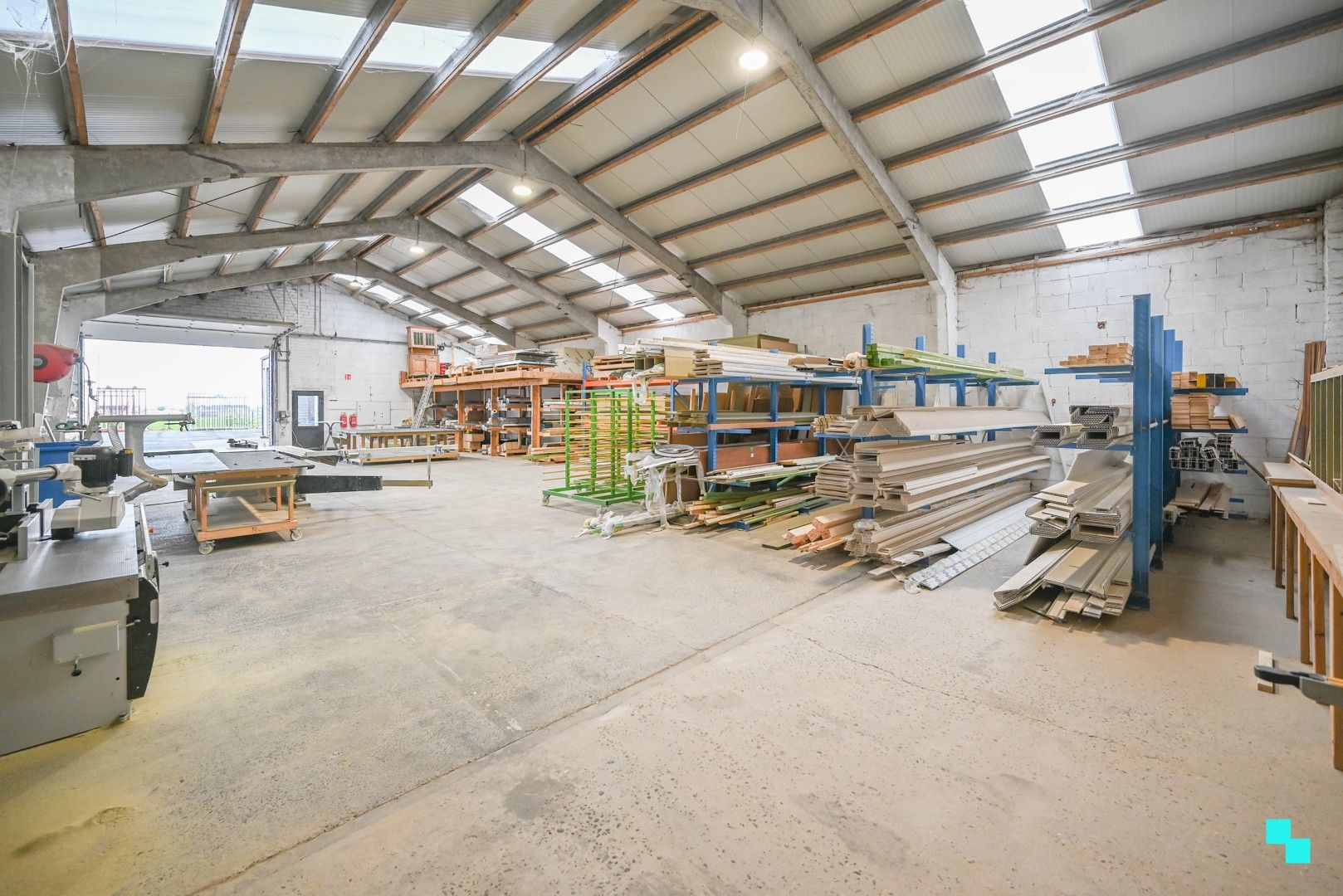 Landelijk gelegen woning met diverse loodsen foto 30