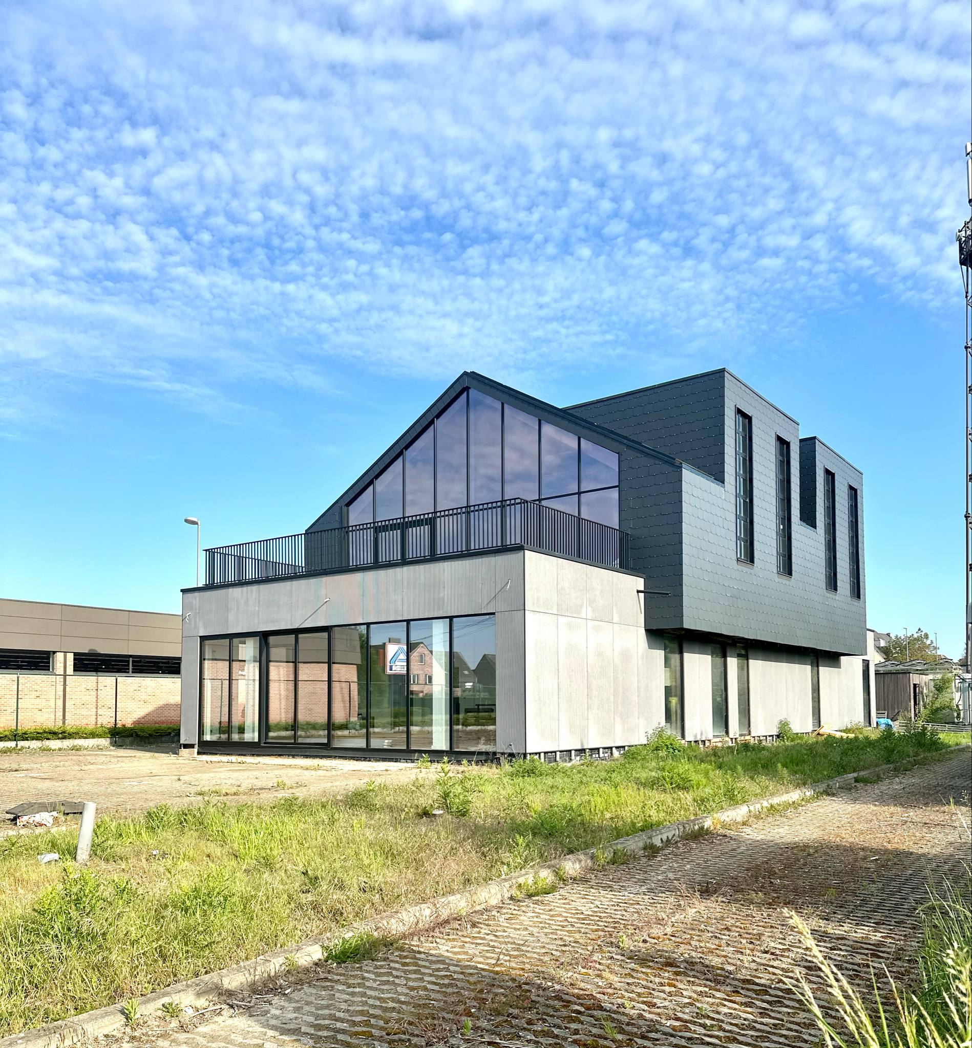 ** IN OPTIE ** OPMERKELIJK MULTIFUNCTIONEEL BEDRIJFSGEBOUW MET VEEL PARKING foto {{pictureIndex}}
