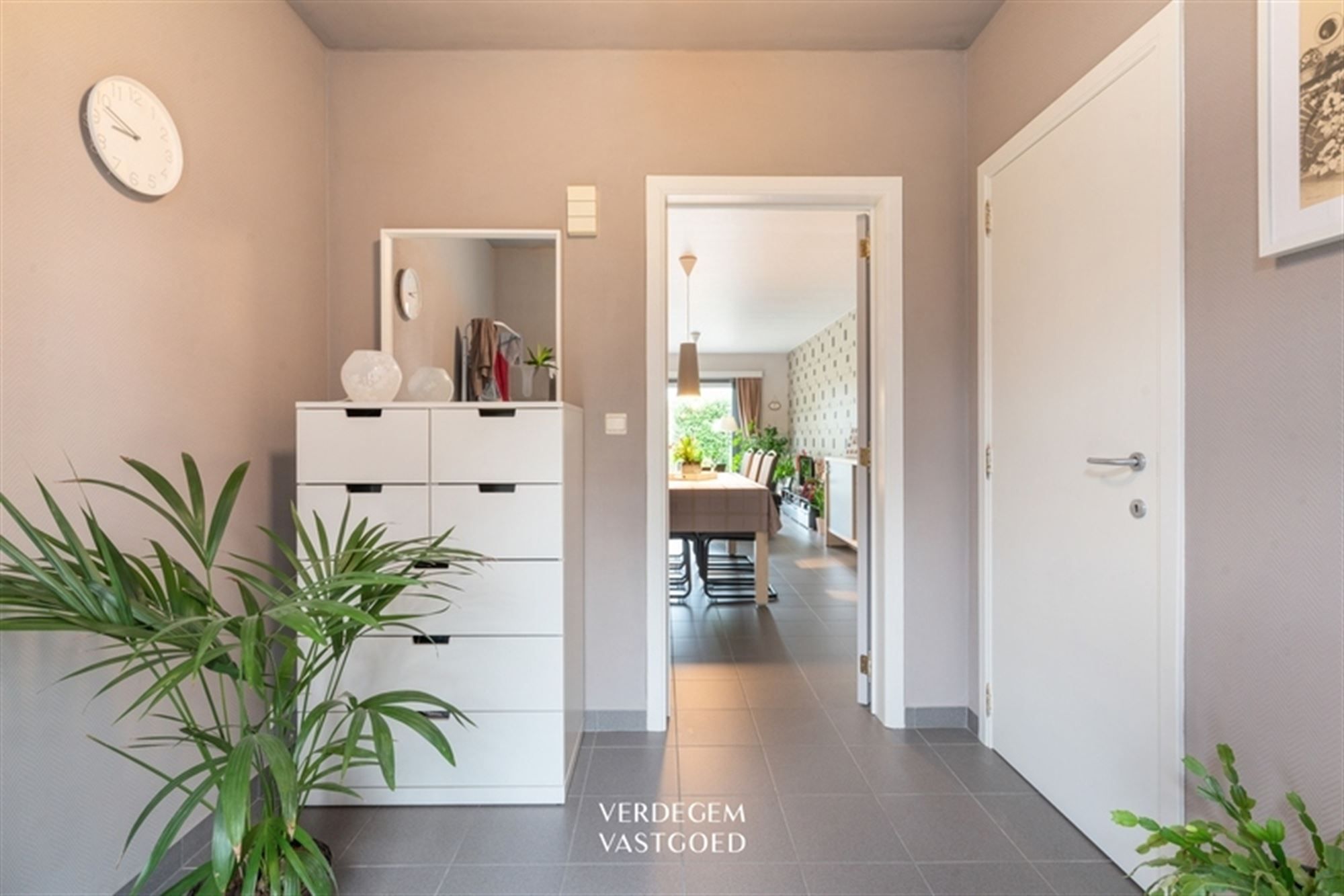 Instapklare woning met 3 slaapkamers, carport en fijne tuin foto 2