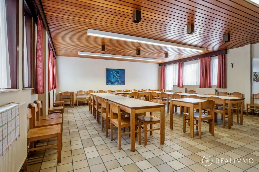 Polyvalente handelsruimte met ruime parking foto 4