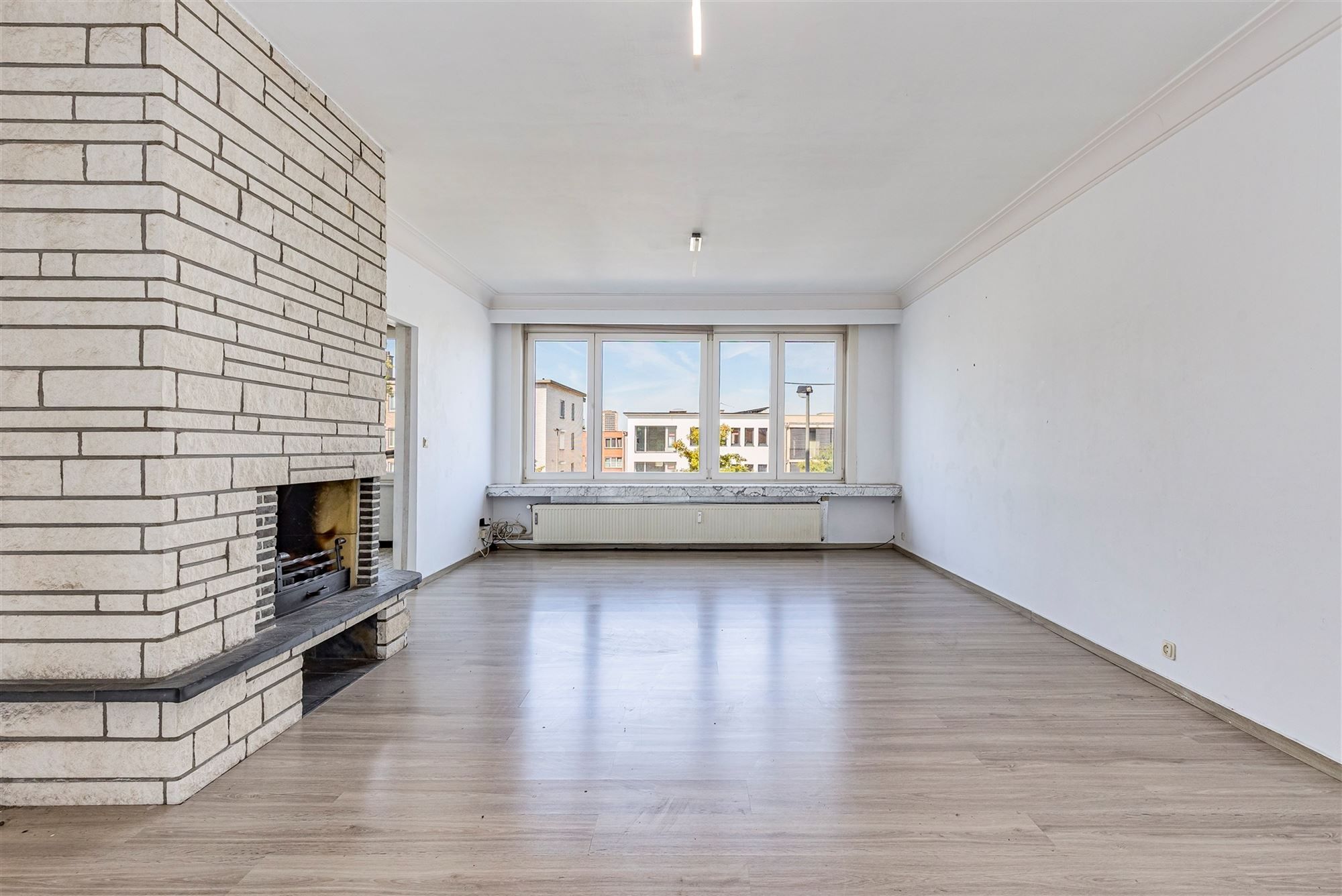 Ruim op te frissen 2 slk appartement met terras foto 4