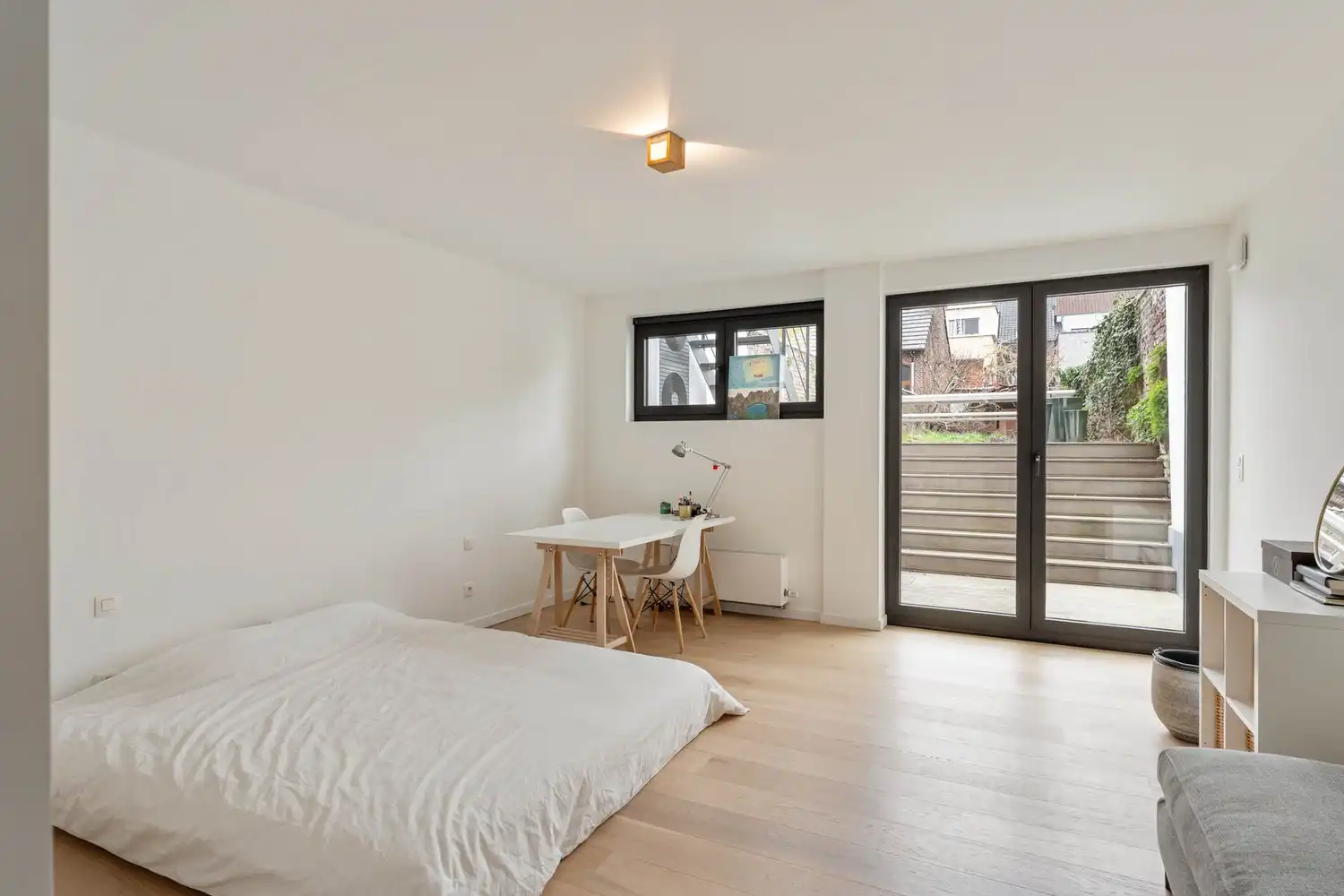 Prachtig gerenoveerd en energiezuinig herenhuis met 5 slaapkamers, 2 badkamers en een tuin op een toplocatie nabij het station van Leuven! foto 12