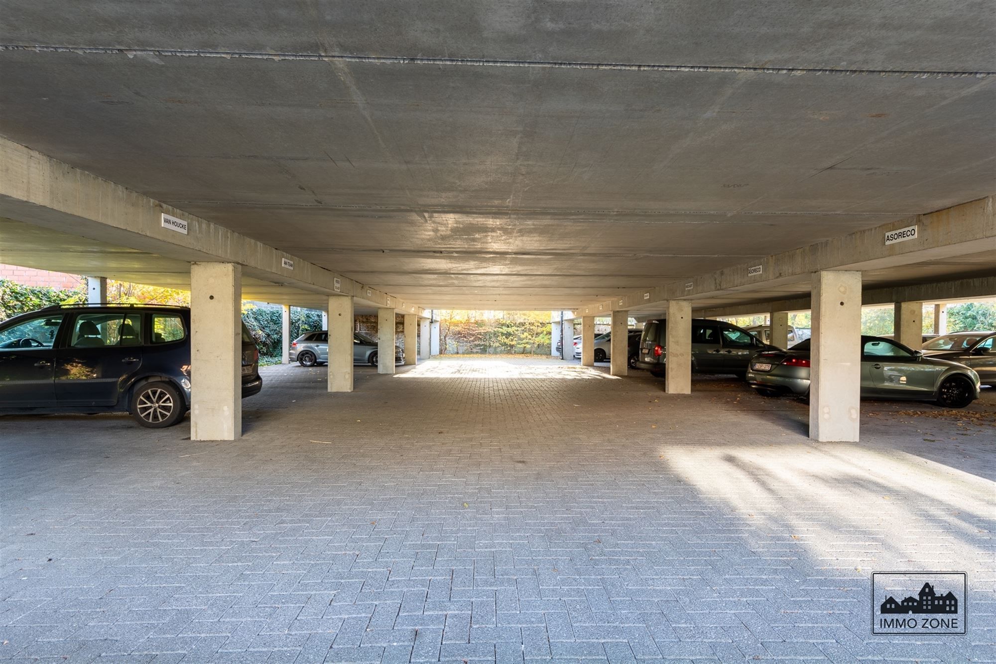 Parkeerplaats op afgesloten terrein. foto {{pictureIndex}}