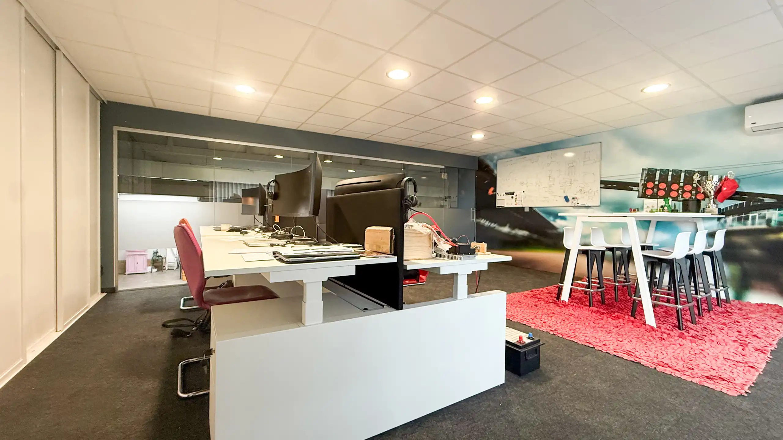 Gelijkvloerse woning met ruim magazijn en zwembad! foto 59
