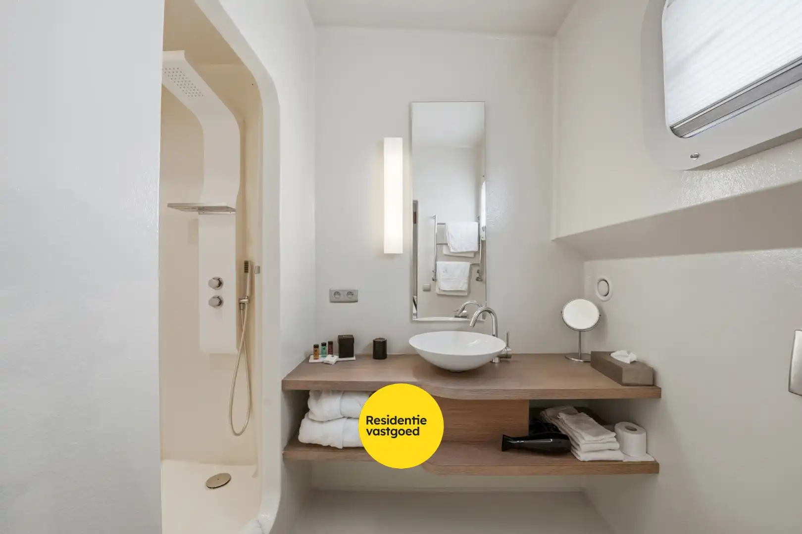 Unieke woonboot met B&B en vergunde ligplaats in Plassendale foto 33