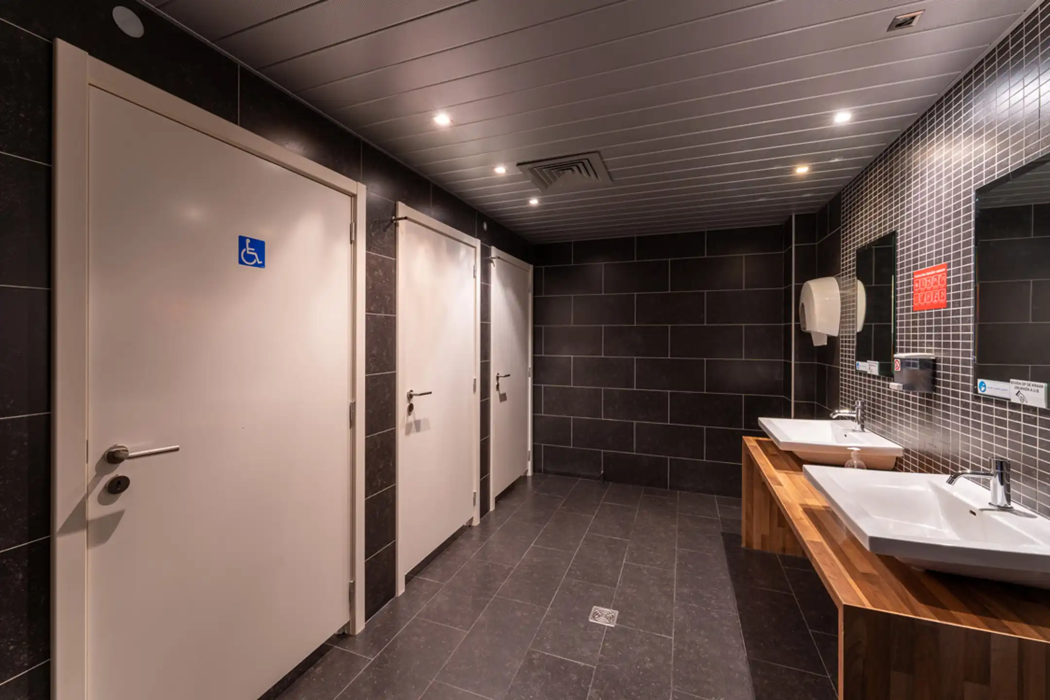 Zeer rendabele feestzaal met café en woonst foto 11