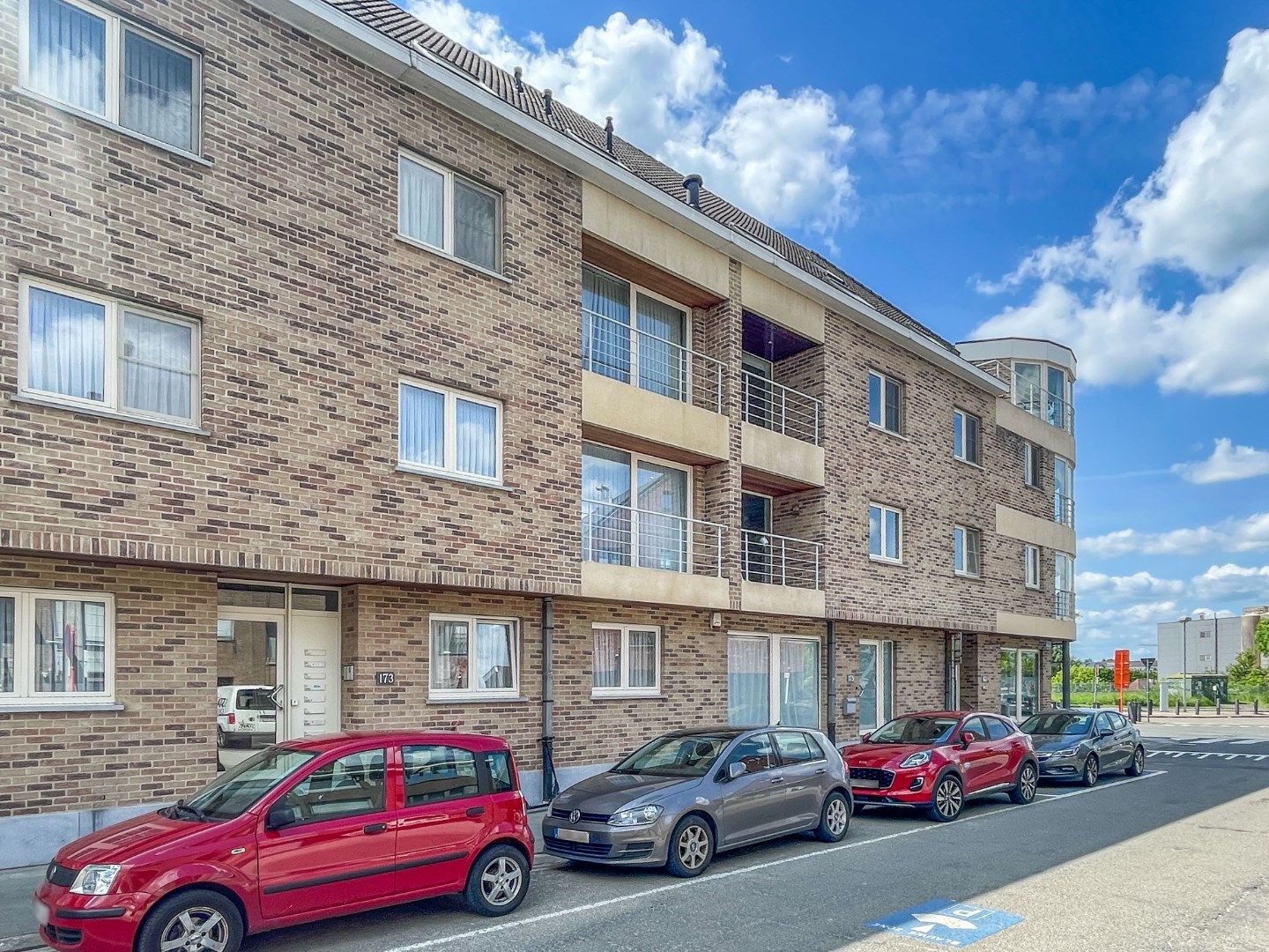 GERIEFELIJK APPARTEMENT MET GARAGEBOX & KELDER ! foto {{pictureIndex}}