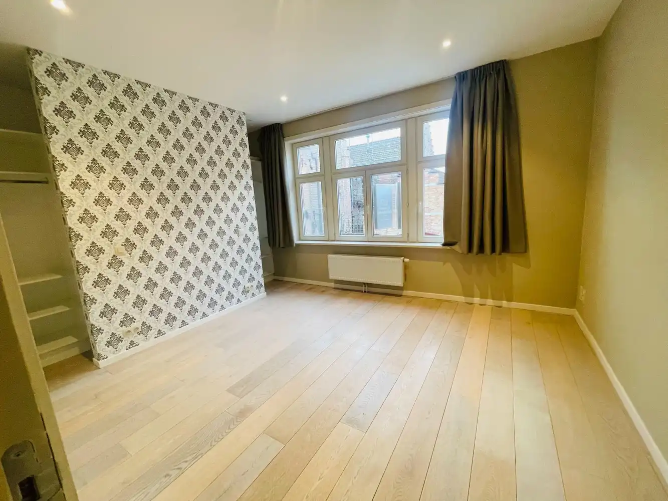Brugge CENTRUM&nbsp; , vlakbij de LANGE REI&nbsp; INSTAPKLAAR NET degelijk gerenoveerd energiezuinig &nbsp;lichtrijk WOONHUIS met 3 SLAAPKAMERS en koer. foto 8