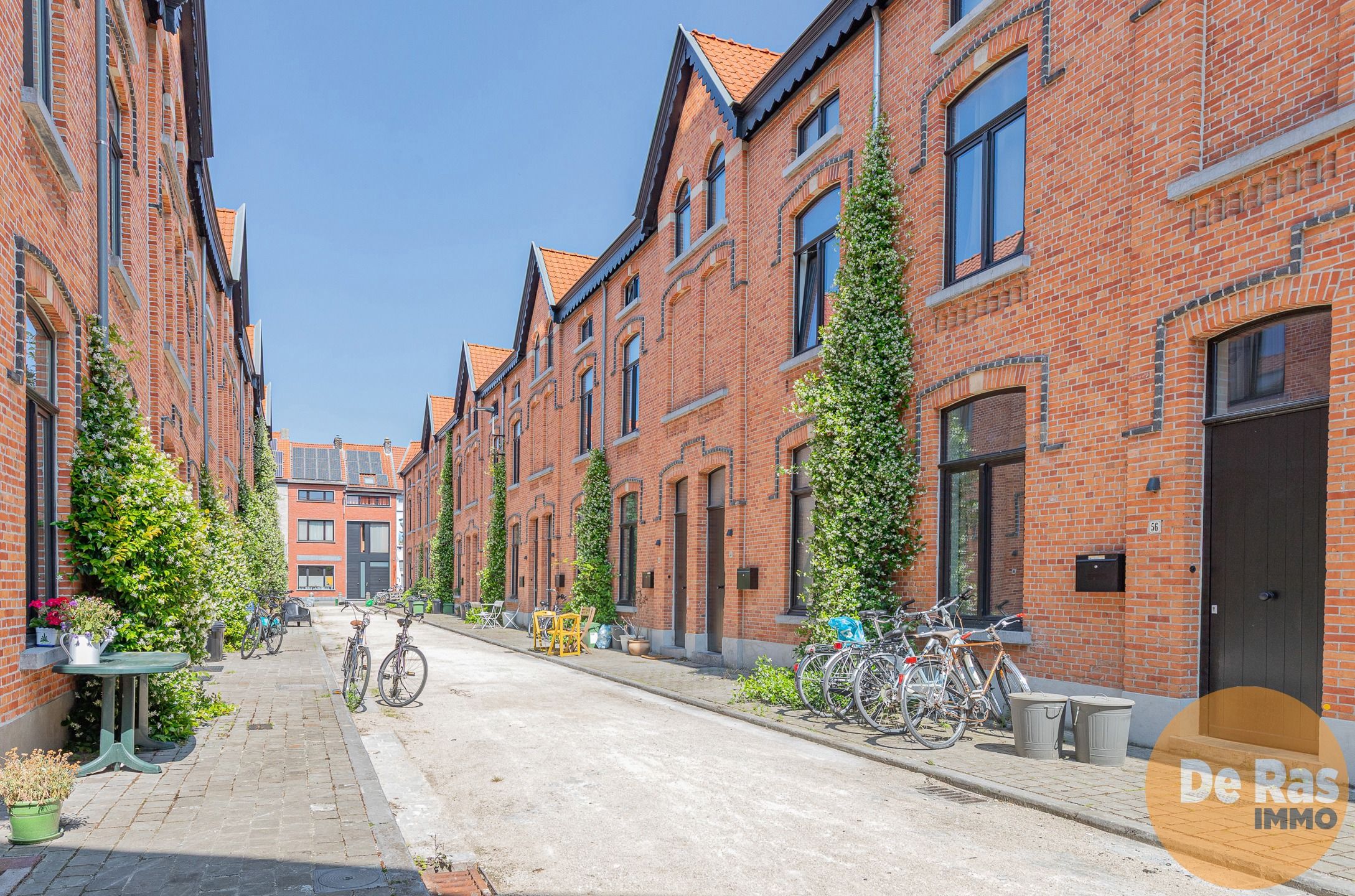 GENT- Instapklare woning met 2 slaapkamers in rustige straat foto {{pictureIndex}}