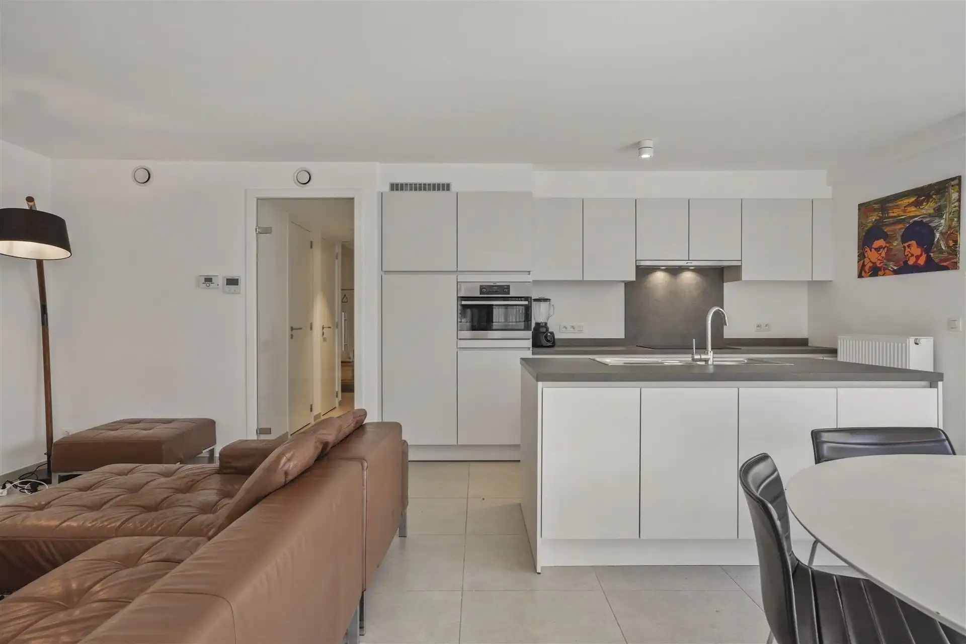 INSTAPKLAAR / RECENT GEBOUW  foto 3