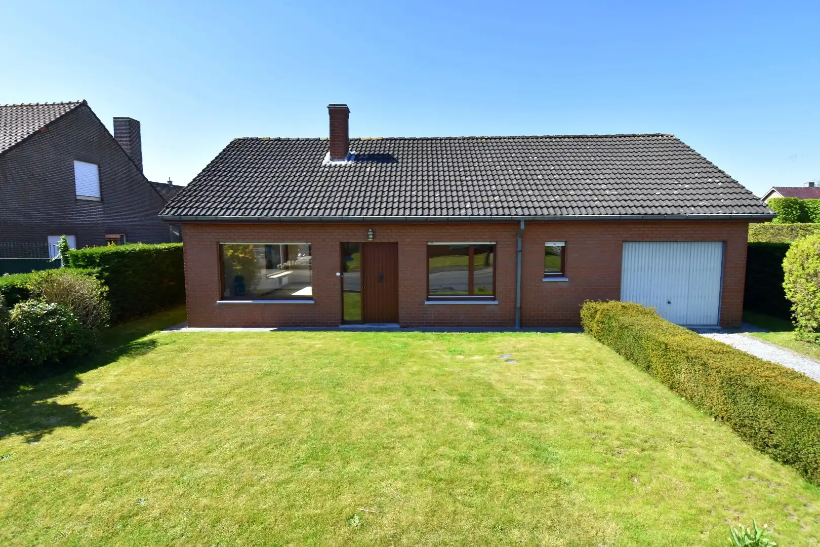 Ruime alleenstaande woning met 2 slaapkamers (mogelijkheid tot meer!), garage en zonnige tuin te koop in Gullegem foto 2