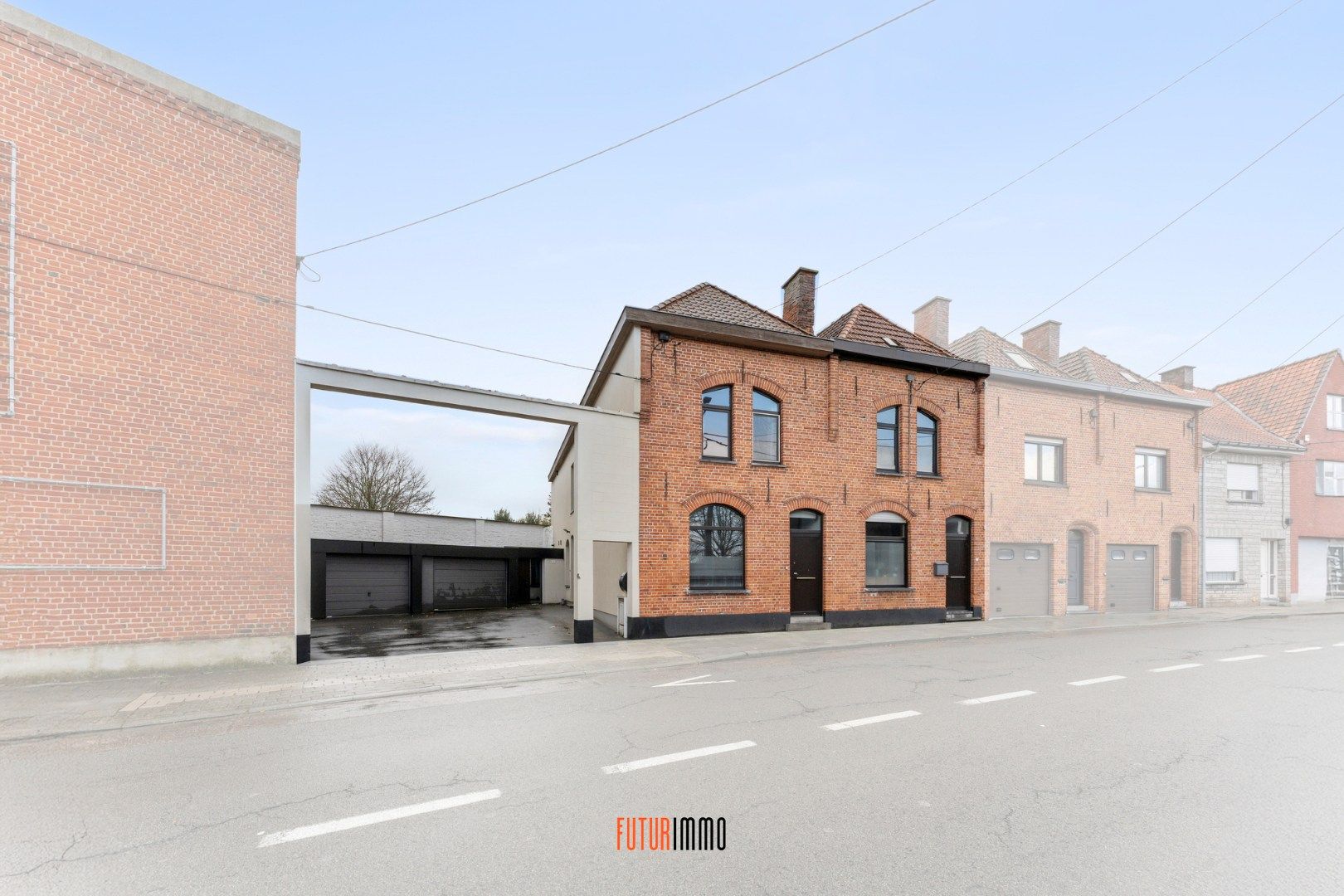 Polyvalente duo-woonst met 2 garageboxen en koer foto {{pictureIndex}}