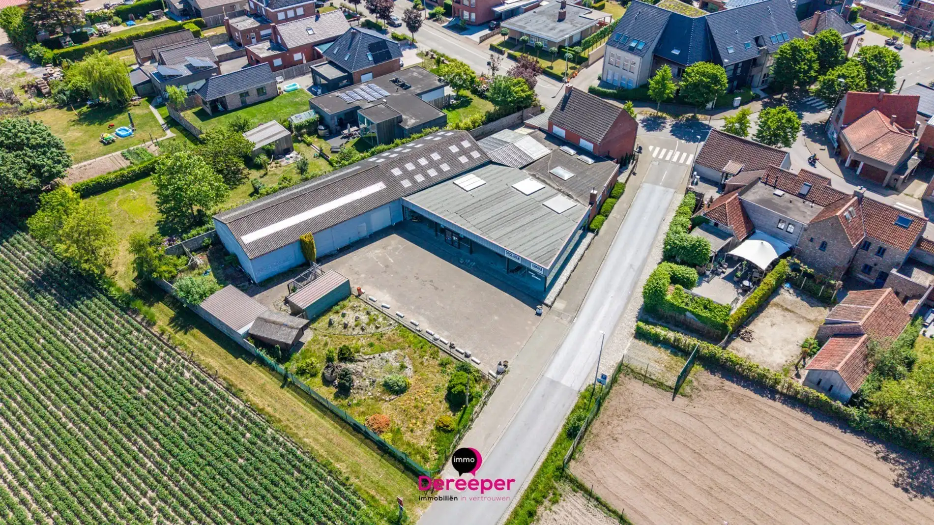 Karaktervolle woning met ruime bijgebouwen, showroom en atelier op een perceel van 2.084 m² foto 8