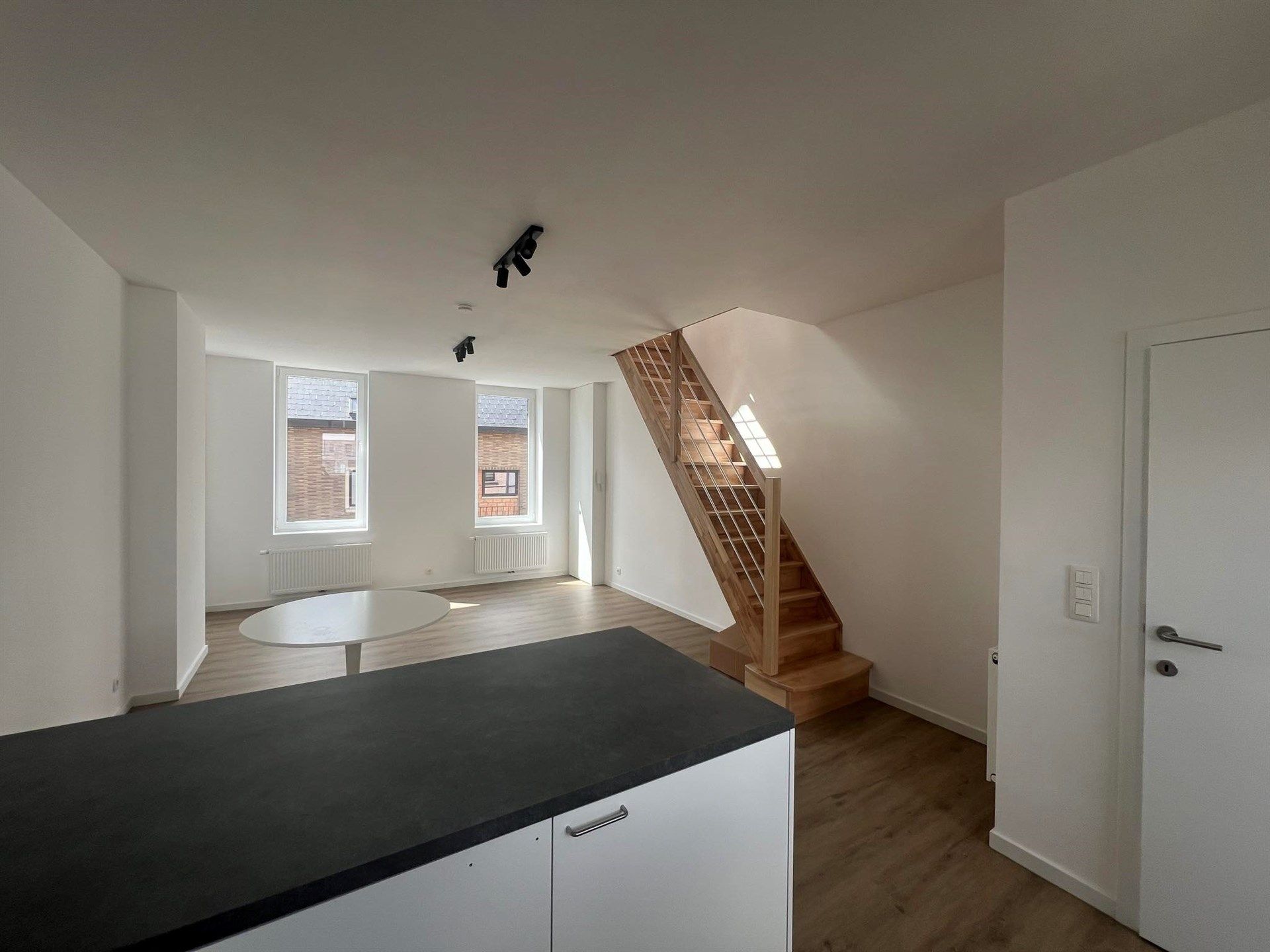 Gerenoveerd appartement met 1 slaapkamer en eigen ingang foto 4
