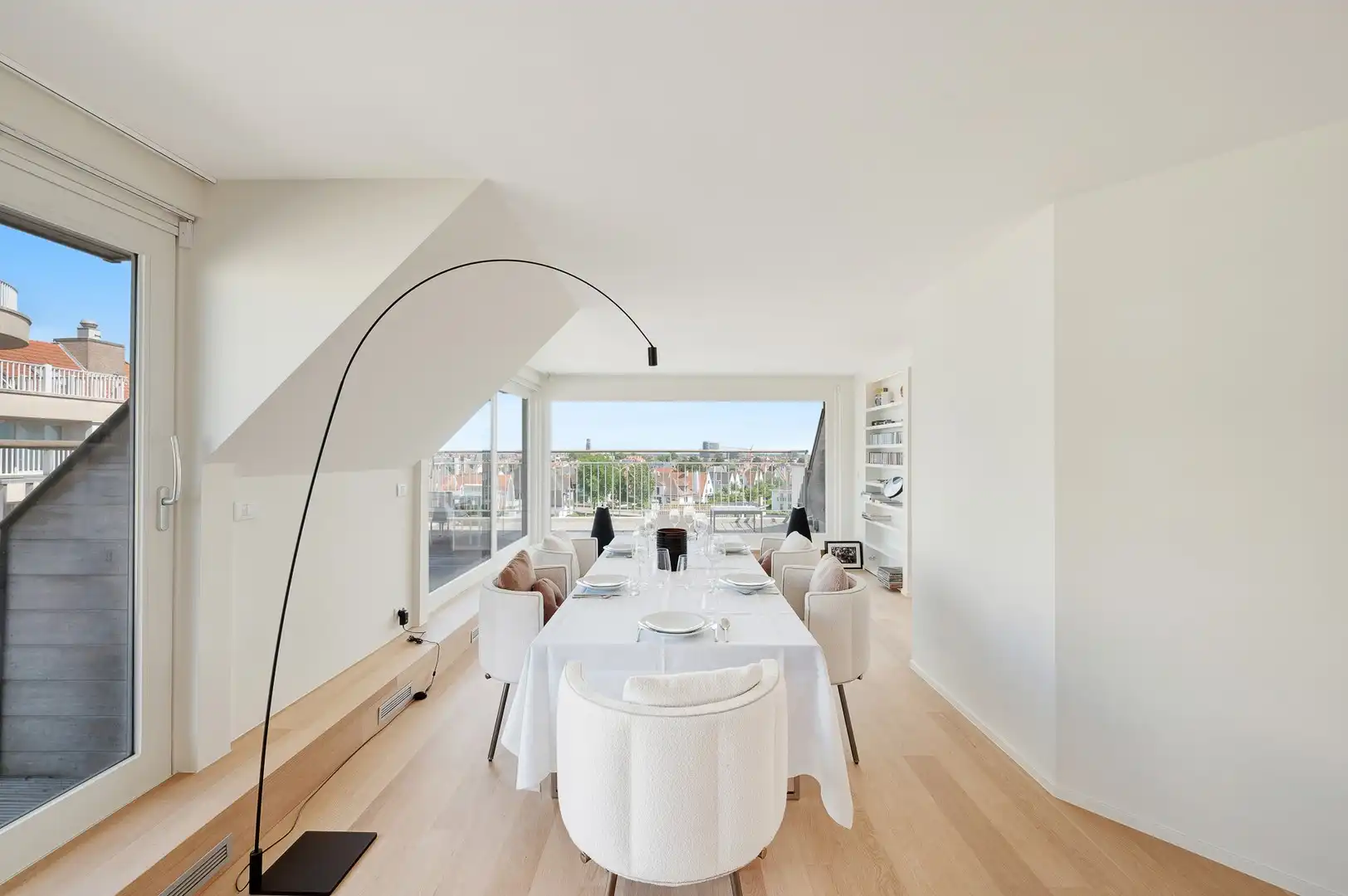 Sublieme zonnige penthouse met ruime terrassen en zijdelings zeezicht. foto 6