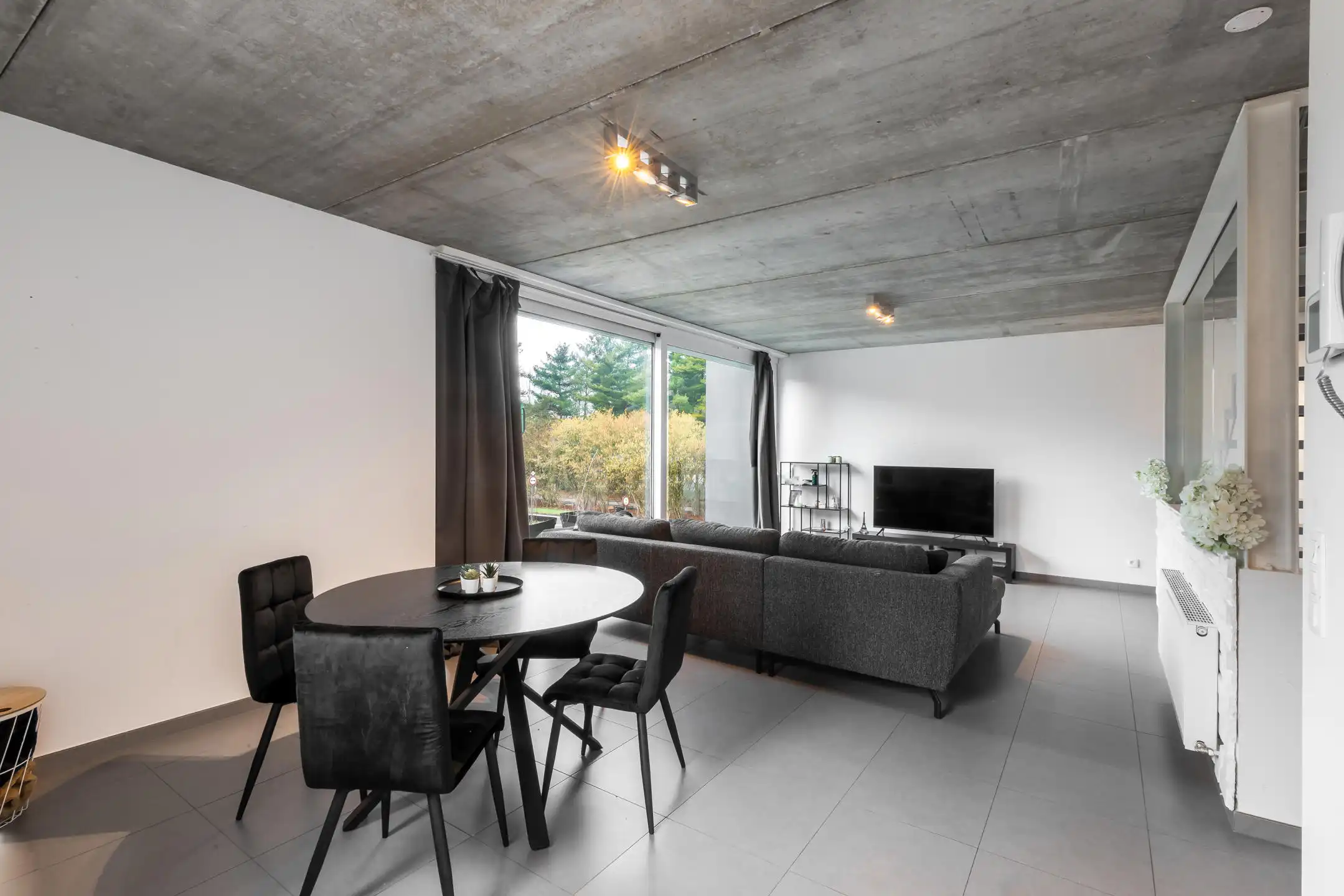 Modern gebouw met handelsgelijksvloers + duplex 1slpk app. foto 10