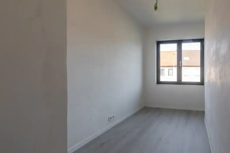 Instapklare, halfopen woning met 5 slaapkamers, bureau, tuin, volledig ingerichte keuken...(energielabel B) foto 16
