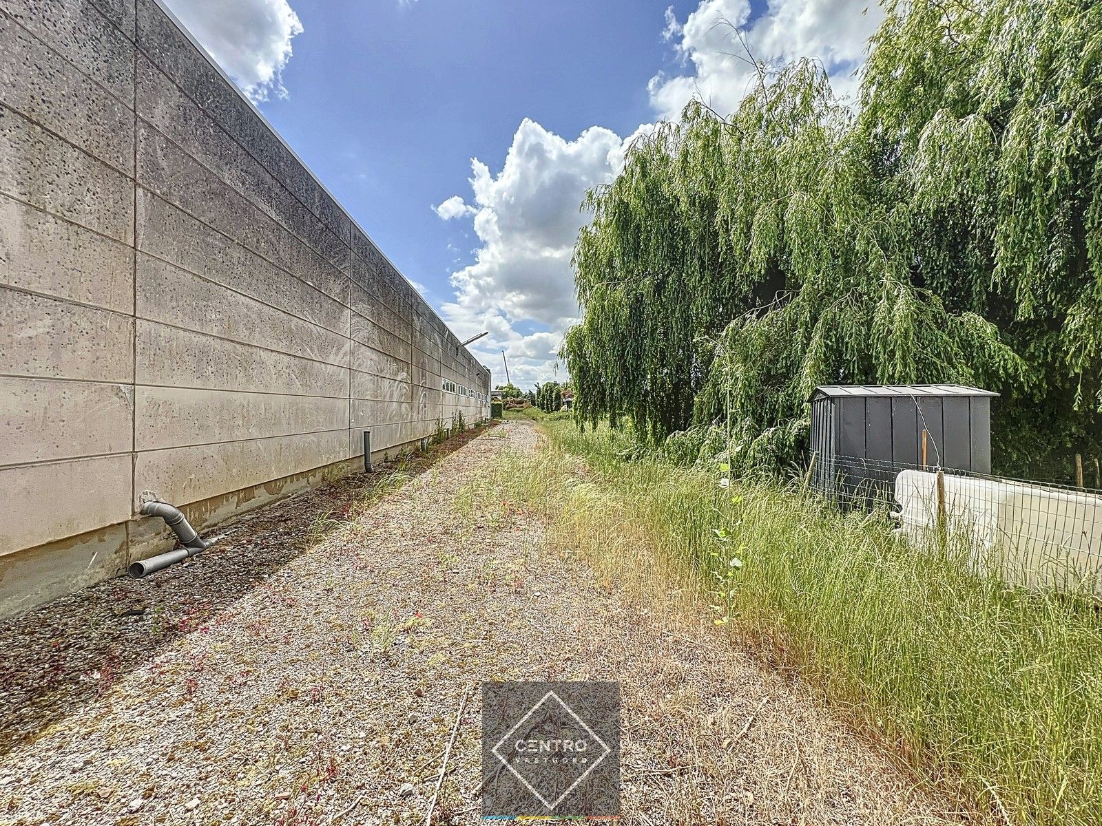 Instapklaar BEDRIJFSGEBOUW bestaande uit geïsoleerde MAGAZIJNEN met laadkade (ca. 2.539m²), KANTOREN (ca. 344 m²) én alleenstaande WONING. Op bedrijvenzone "Hoge Barriere" te Roeselare. foto 16