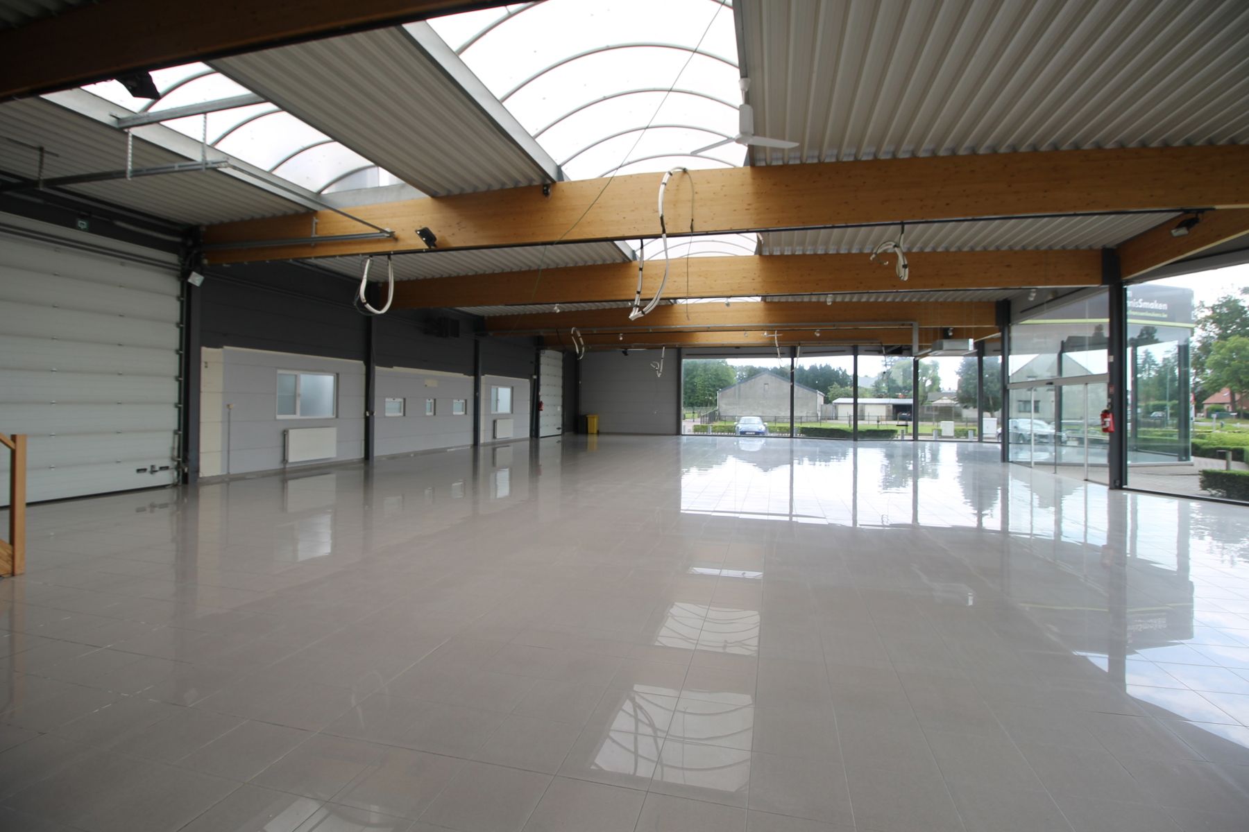 Showroom/kantoorruimte/winkelruimte van ca 642 m² met parking gelegen langs verbindingsweg Merksplas/Turnhout foto 6