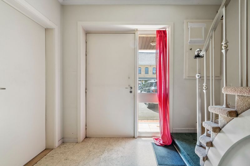 Hoofdfoto van de publicatie: Hooglede-centrum. Stevig gebouwde half open bebouwing met 3 slaapkamers op een perceel van +/- 251m2. Vaste huuropbrengst.