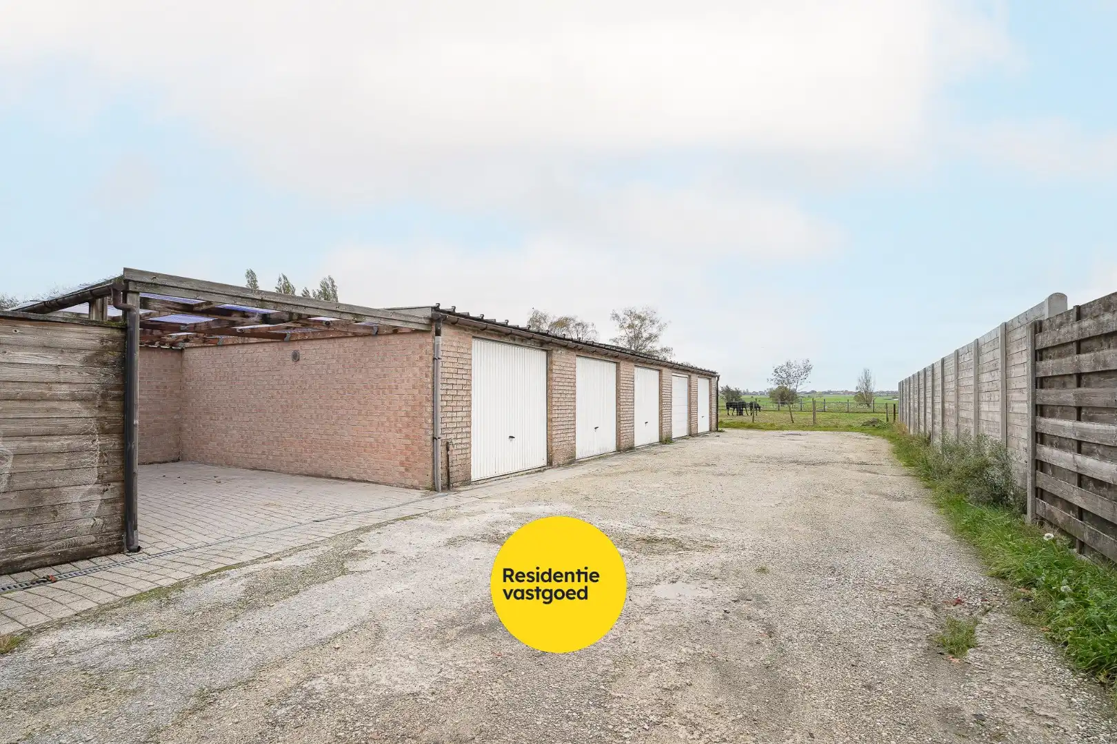 Gelijkvloers appartement inclusief garage, carport en staanplaats nabij het centrum van Ichtegem foto 2