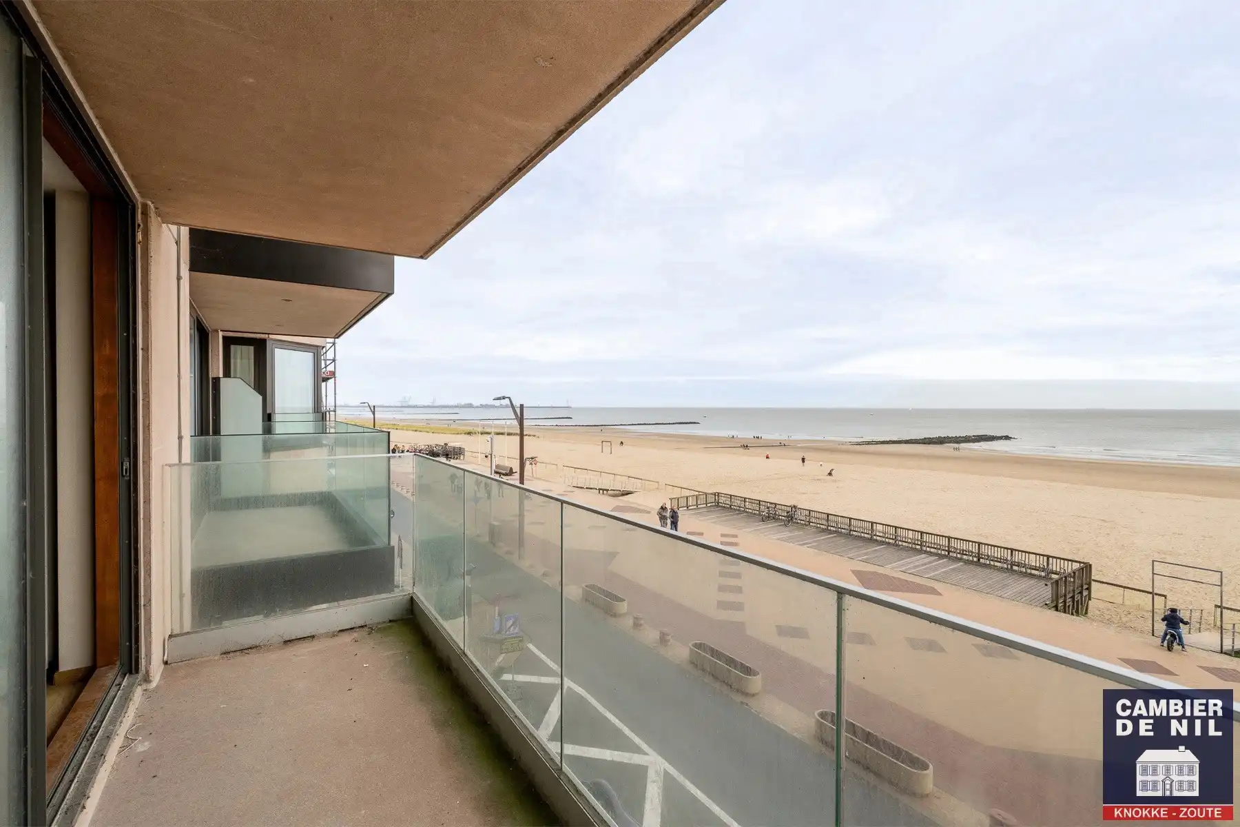 Gemeubeld appartement met frontaal zeezicht aan het Vanbunnenplein foto 19