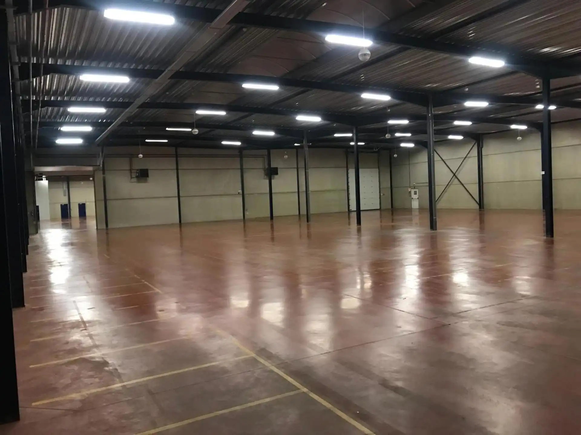 Magazijn 3.024m² met kantoor 432m² te huur foto 8