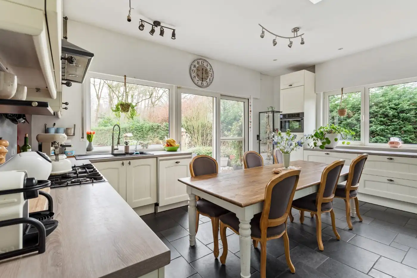 Ruime, instapklare, vrijstaande woning met 5 slpk., grote tuin en praktijkruimte foto 12