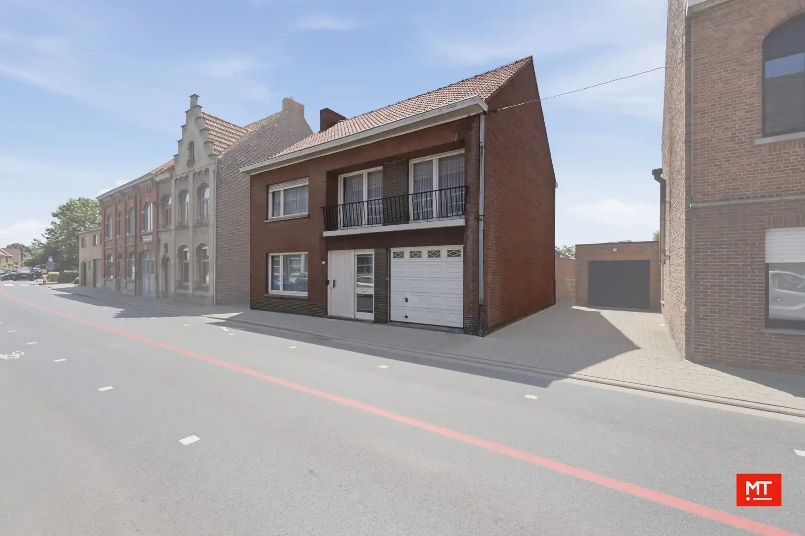 Kloeke te renoveren woning met 4 slaapkamers, grote tuin en garage in het centrum van Langemark foto 2