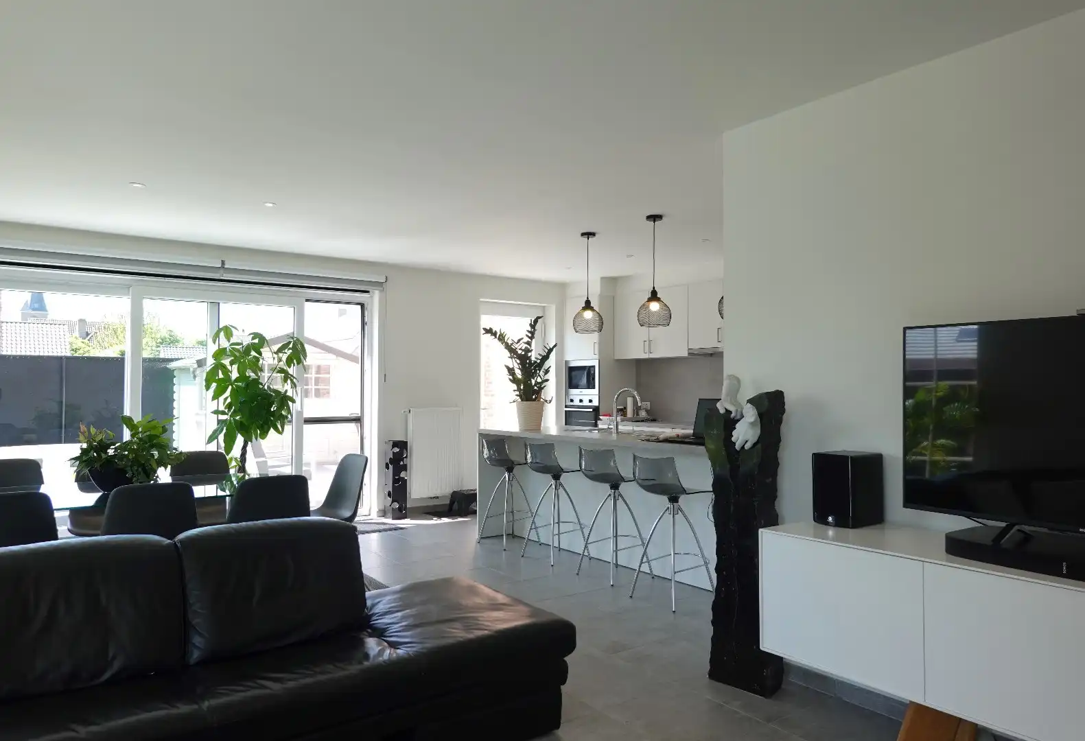 Prachtige halfopen nieuwbouwwoning met inpandige garage en zuidgerichte tuin foto 2