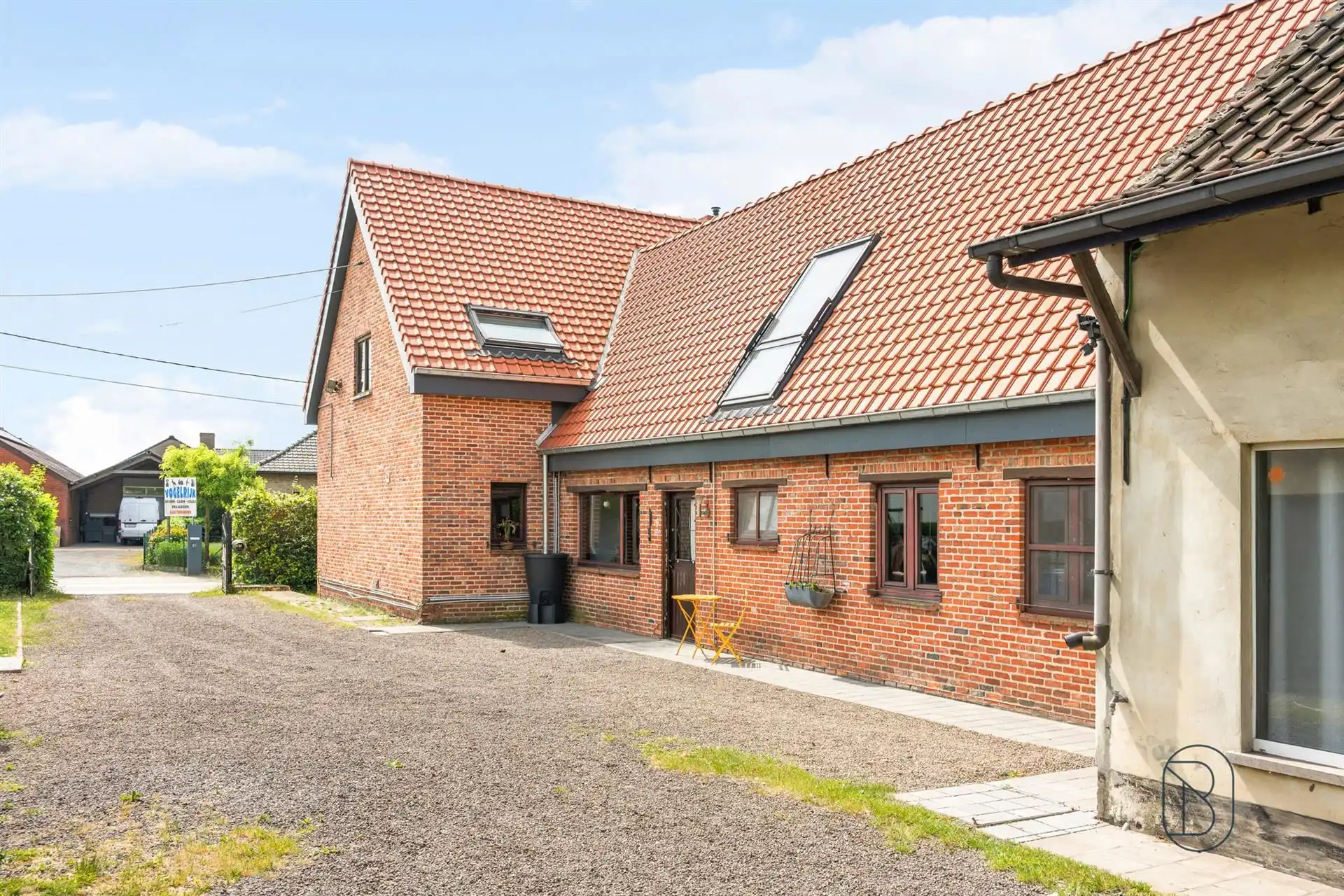 Ruime woning met 5 slpk, garage en bijgebouw op 2.279 m² foto 2