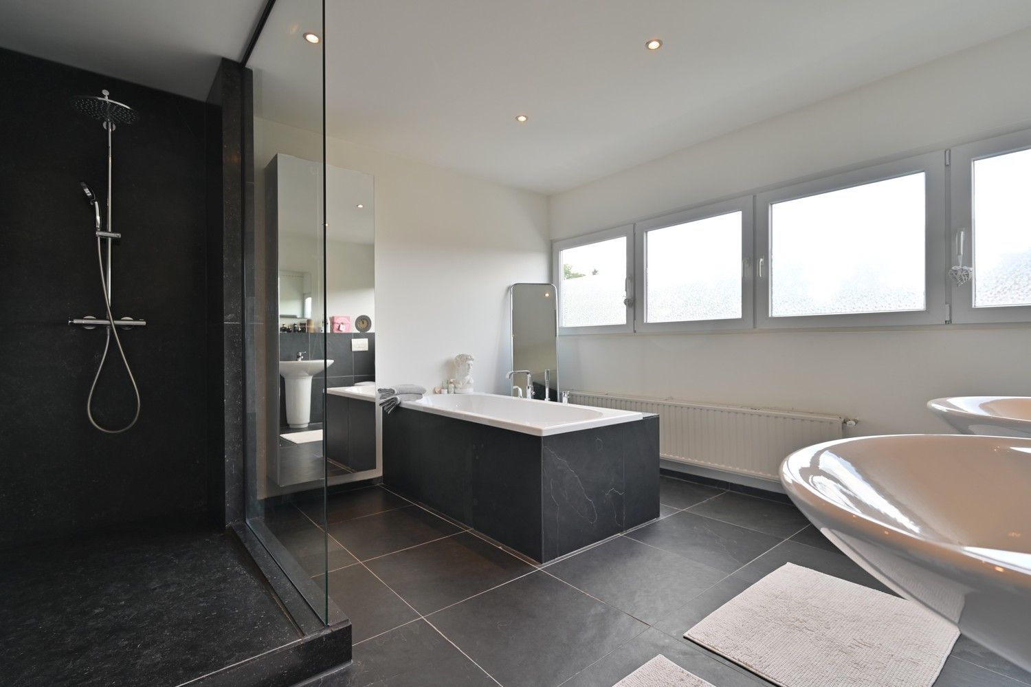 Ruime woning met zwembad en royaal poolhouse, op rustige locatie in Rekem, direct grenzend aan velden foto 42