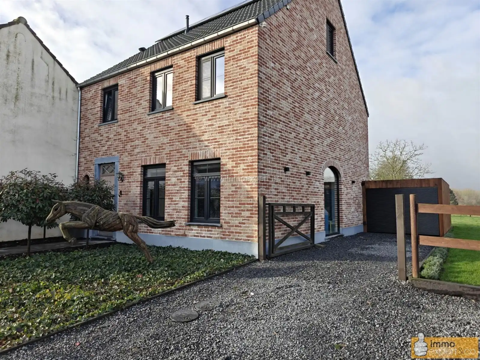 WAMBEEK: Recente, energiezuinige woning met 3 slaapkamers. foto {{pictureIndex}}